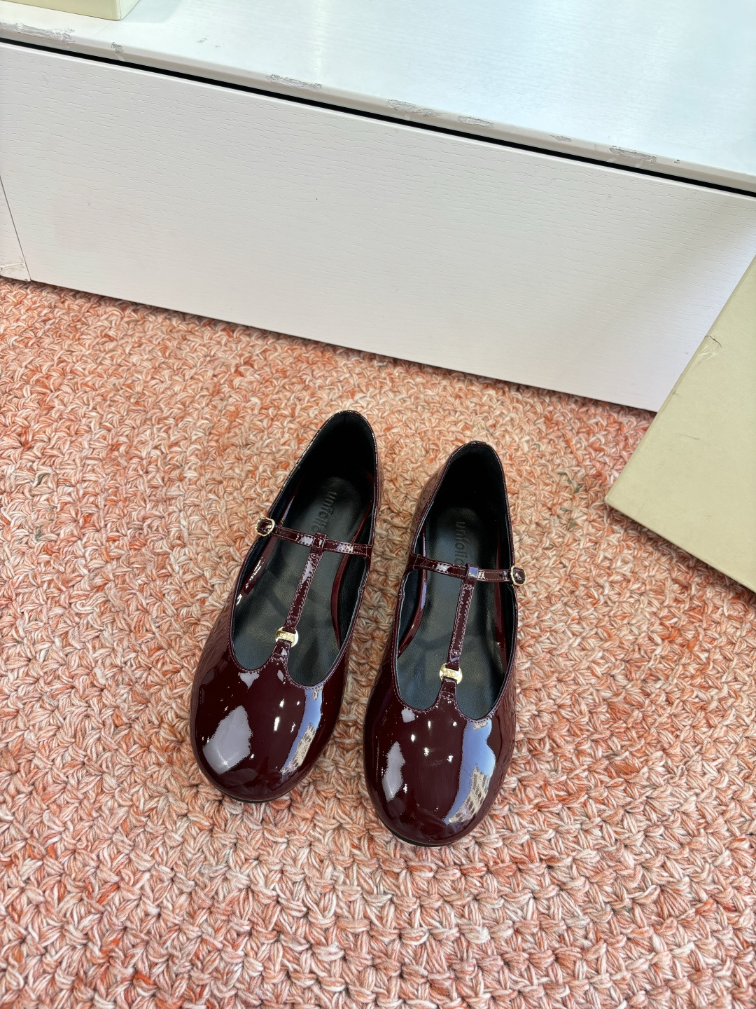 NO:694418,G213unfoli* 2026 spring and summer new style, top version purchasing agent, beautiful woven ballet shoes, niche specialty shoes, a casual glance is enough to be stunning!  The upper is carefully woven with a hollow design to show the shape of the foot. The straps seem to be tightened around the instep, and a bow is also tied with thought, like an elegant ending!  Never show shyness in any situation!  The inner lining is super soft sheepskin foot pads, so you won’t feel tired from walking around!  Super comfortable!  !  Material: cowhide, sheep lining, original outsole, shoe size 35-39/40. Customized, non-returnable, single shoes, cowhide, sheepskin19860909G213unfoli*2026春夏新款 顶版代购级 绝美编织芭蕾鞋小众专出美鞋,不经意的一瞥,就足够惊艳！鞋面精心编制镂空设计,上脚展现脚型,绑带像是围绕收紧在脚背之上,还花心思挽了一个蝴蝶结,像是优雅的收场,落落大方！任何场合都不会露怯！内里超柔软羊皮垫脚,上脚暴走不累脚！超级舒适！！ 材质牛皮 内里羊里 大底原版鞋底 鞋码35-39/40.定制不退换,单鞋,cowhide,sheepskin,Women's Shoes