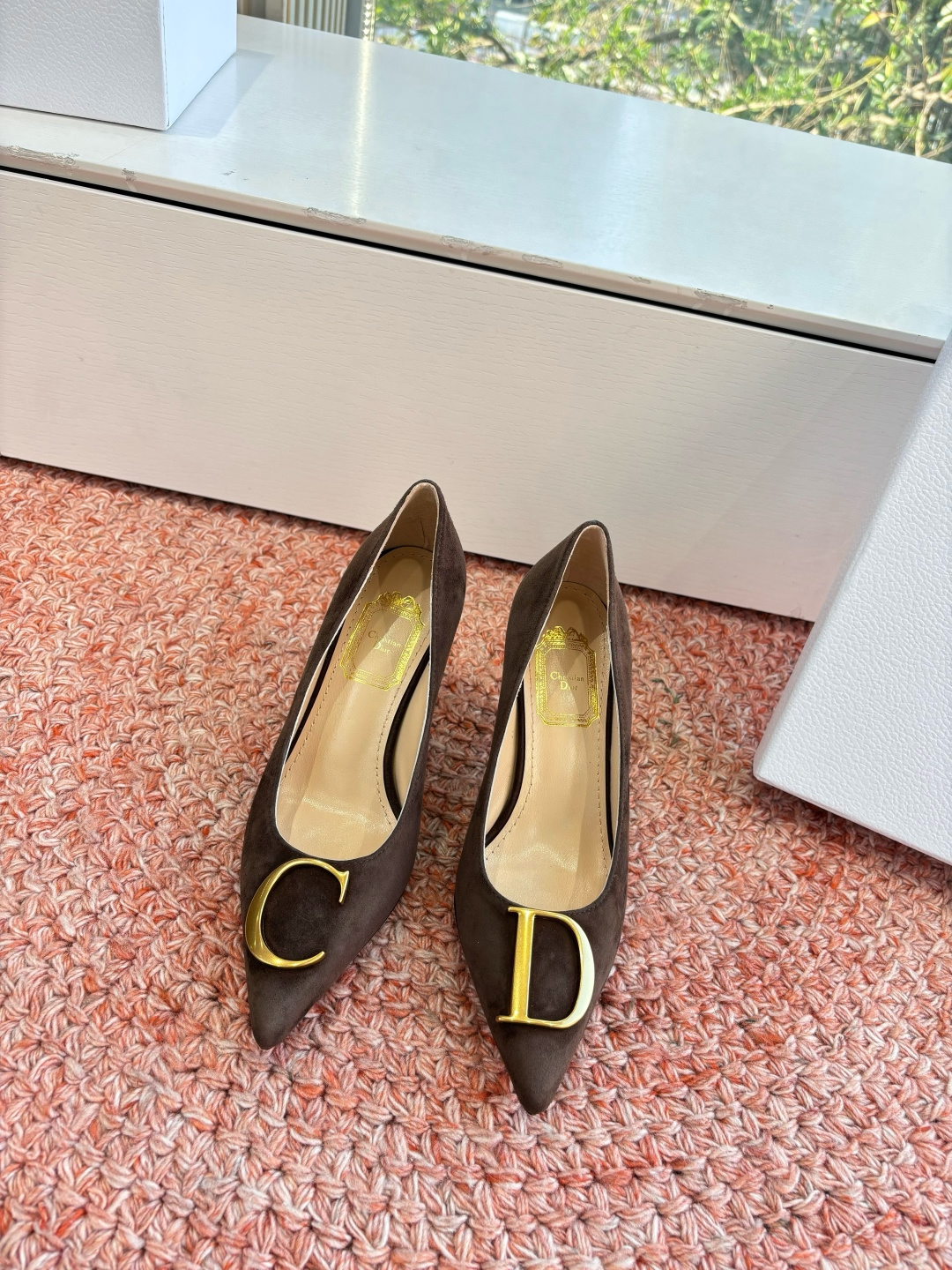 NO:694370,G053 What you see is what you get Dior Dior's 2026 spring and summer new pointed-toe high-heeled shoes, the CD buckle decoration on the toe shows the brand logo and is full of femininity, elegant and refined, it is so beautiful. This season's Dior sandals really can't be missed!  The back half is made of calfskin with a torn fabric bow design, which gives people a particularly comfortable feeling and can add elegance to various looks. Imported cowhide upper, lambskin lining, Italian genuine leather outsole, heel height 7cm, size 35-41 (40.41 customized, non-returnable), high heels, dior, dior, sandals, high heels, cowhide, sheepskin, Leather soles19860909G053所见即所得Dior迪奥2026春夏新款尖头高跟单鞋鞋头CD扣装饰彰显品牌标志满满的女人味,又优雅又精致,实在是太好看了.这一季的迪奥凉鞋真的不能错过！后半用小牛皮制作撕边布蝴蝶结设计 给人一种特别舒服的感觉 可为各式造型增添优雅气质. 鞋面进口牛皮 内里垫脚小羊皮 大底意大利真皮大底 跟高7cm 尺码35-41（40.41定制不退货）,高跟鞋单鞋,dior,dior,sandals,high heels,cowhide,sheepskin,Leather soles,Women's Shoes
