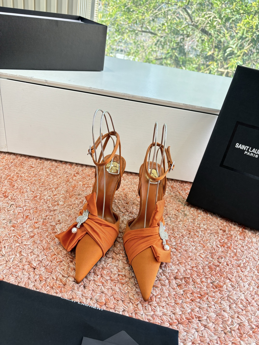 NO:694378,G288 top quality Saint Laurent/Yves Saint Laurent bow single shoes, pointed toe high heels, YSL sister's beautiful high heels, another Saint Laurent in the world. Rose's high heels are very good at modifying the foot shape, luxury metal chain. In recent years, SLP has become more and more understanding of women in high heels and has moved away from the embarrassing design impression of waterproof platform models. YSL's beautiful high heels. The upper is imported silk. The sole is leather. The heel height is about 11cm.  Size 35-42 (34.40-42 customized, non-refundable and non-exchangeable), high heels and sandals, loro piana, saint laurent, saint laurent, saint laurent, sandals, high heels, real silk, Leather soles19860909G288顶级品质Saint Laurent / 圣罗兰蝴蝶结单鞋凉鞋尖头高跟鞋YSL姐姐的美丽尤物高跟鞋 又是人间圣罗兰 Rose同款的高跟鞋化很好修饰脚型,奢华金属链 这几年SLP是在高跟鞋越来越懂女人了朝摒奔了防水台款的尴尬设计印象ysl绝美高跟鞋 鞋面进口真丝 鞋底真皮大底 跟高约11cm 尺码35-42(34.40-42定制不退不换),高跟鞋凉鞋,loro piana,saint laurent,saint laurent,saint laurent,sandals,high heels,real silk,Leather soles,Women's Shoes