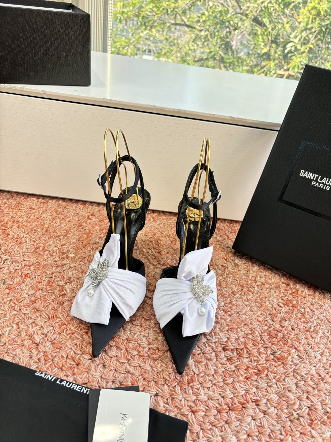 NO:694382,G288 top quality Saint Laurent/Yves Saint Laurent bow sandals, pointed toe high heels, YSL sister's beautiful high heels, the same high heels as Rose, which are very good at modifying the foot shape, luxury metal chain. In recent years, SLP has become more and more understanding of women in high heels and has moved away from the awkward design impression of waterproof platform models. YSL beautiful high heels. The uppers are imported silk. The soles are genuine leather. The heel height is about 11cm.  Size 35-42 (34.40-42 customized, non-refundable and non-exchangeable), high heels and sandals, loro piana, saint laurent, saint laurent, saint laurent, sandals, high heels, real silk, Leather soles19860909G288顶级品质Saint Laurent / 圣罗兰蝴蝶结凉鞋尖头高跟鞋YSL姐姐的美丽尤物高跟鞋 又是人间圣罗兰 Rose同款的高跟鞋化很好修饰脚型,奢华金属链 这几年SLP是在高跟鞋越来越懂女人了朝摒奔了防水台款的尴尬设计印象ysl绝美高跟鞋 鞋面进口真丝 鞋底真皮大底 跟高约11cm 尺码35-42(34.40-42定制不退不换),高跟鞋凉鞋,loro piana,saint laurent,saint laurent,saint laurent,sandals,high heels,real silk,Leather soles,Women's Shoes