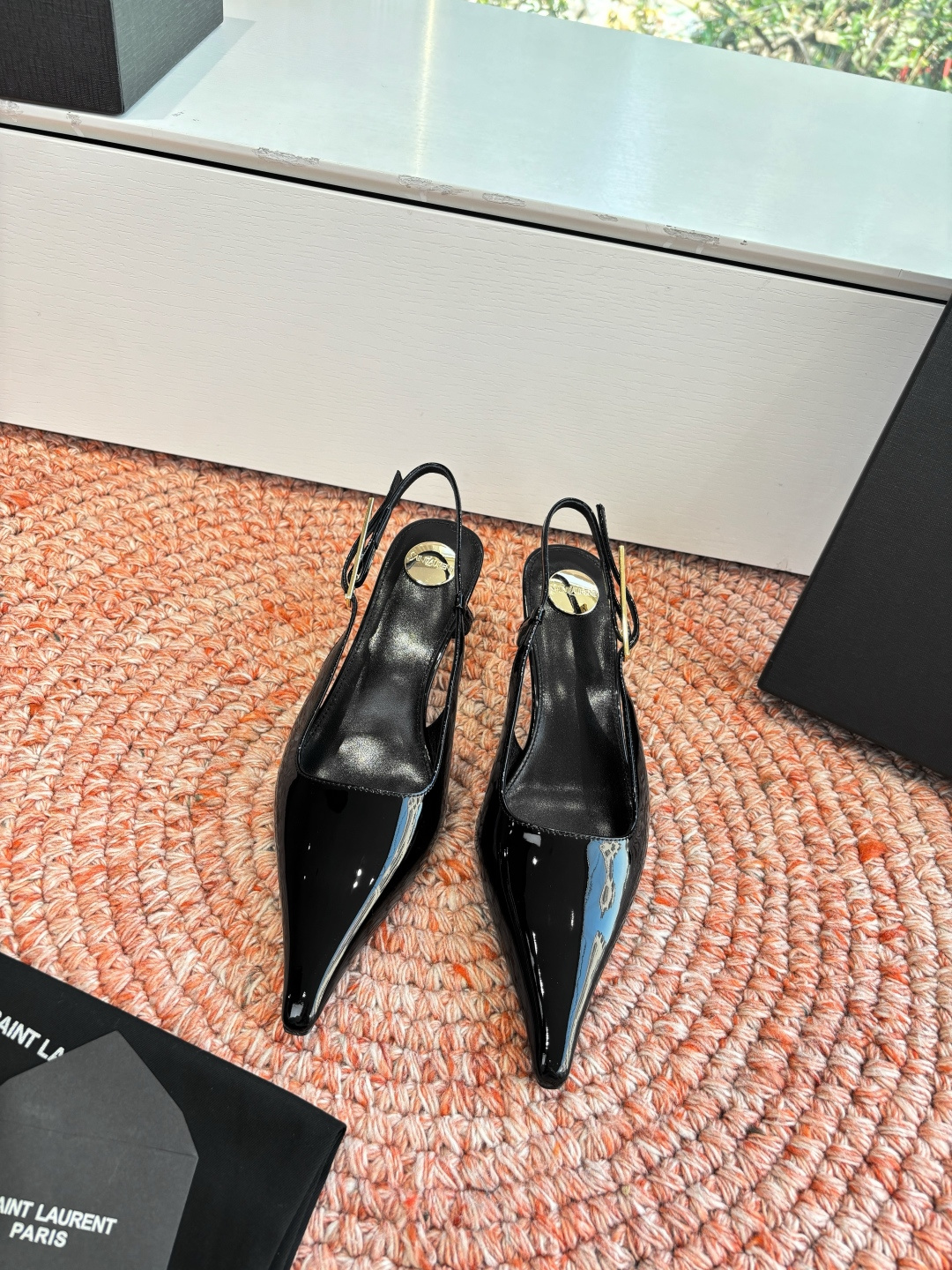 NO:694372,G988 top quality Saint Laurent/Yves Saint Laurent cat-heeled sandals, pointed-toe high-heeled shoes, YSL sister's beautiful high-heeled shoes. The high-heeled shoes of the same style as Saint Laurent Rose are very good at modifying the foot shape, and the luxurious metal chain. In recent years, SLP has become more and more understanding of women in high-heeled shoes and has gone away from the embarrassing design impression of waterproof platform models. YSL's beautiful high-heeled shoes. The upper is imported open-edge beaded cowhide. The sole is genuine leather. The heel height is about 4.5cm.  Size 35-4140.41 (customized, non-returnable and non-exchangeable), high heels and sandals, loro piana, saint laurent, saint laurent, saint laurent, sandals, high heels, cowhide, Leather soles19860909G988顶级品质Saint Laurent / 圣罗兰猫跟单鞋凉鞋尖头高跟鞋YSL姐姐的美丽尤物高跟鞋 又是人间圣罗兰 Rose同款的高跟鞋化很好修饰脚型,奢华金属链 这几年SLP是在高跟鞋越来越懂女人了朝摒奔了防水台款的尴尬设计印象ysl绝美高跟鞋 鞋面进口开边珠牛皮 鞋底真皮大底 跟高约4.5cm 尺码35-4140.41定制不退不换),高跟鞋凉鞋,loro piana,saint laurent,saint laurent,saint laurent,sandals,high heels,cowhide,Leather soles,Women's Shoes