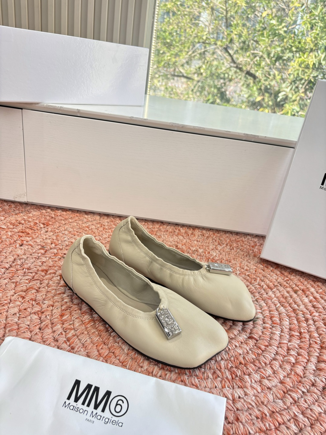 P🌾 G077Maison Margiela* 马吉拉𝟐𝟔𝐀𝐖新品MM6方头芭蕾鞋｜极简主义的柔焦叙事作