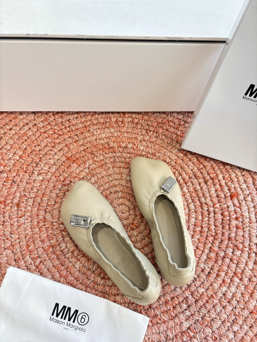P🌾 G077Maison Margiela* 马吉拉𝟐𝟔𝐀𝐖新品MM6方头芭蕾鞋｜极简主义的柔焦叙事作