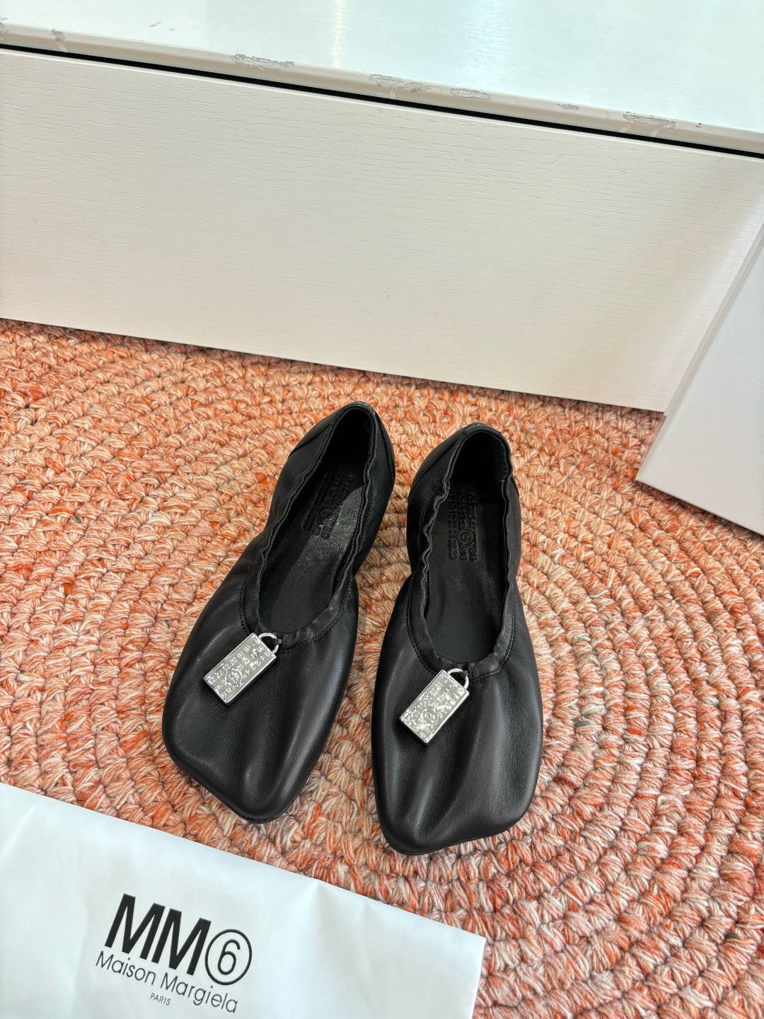 P🌾 G077Maison Margiela* 马吉拉𝟐𝟔𝐀𝐖新品MM6方头芭蕾鞋｜极简主义的柔焦叙事作