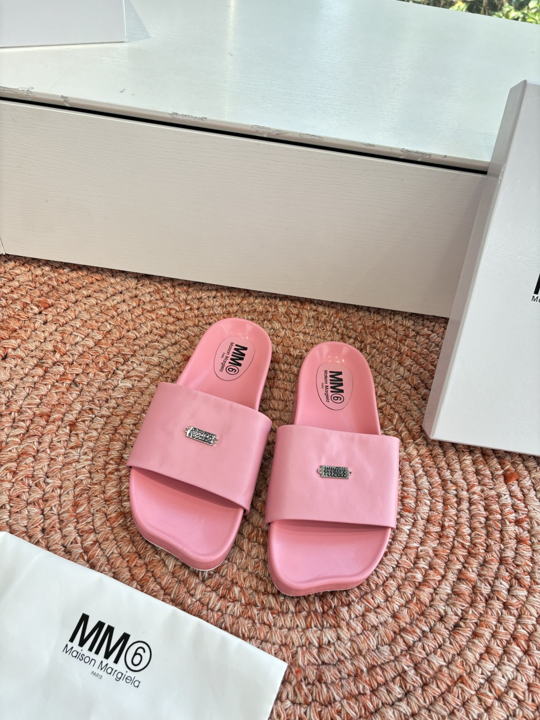 NO:759240,Purchasing level * New product Colored slippers | minimalist color fantasies MM6, which focuses on experimental design, integrates iconic minimalist lines into slippers. The matte leather with jelly texture is paired with the contrasting combination of macaron color and classic black and white to break the monotony of slippers. The brand logo embossed on the footbed is low-key and highlights the brand recognition. The square-toe version combines design and practicality. It is suitable for urban commuting, beach vacation, convenience store strolling and other scenes.  Pair it with denim shorts for a casual American casual style. Pair it with a long linen skirt to create a cool Nordic blogger atmosphere. Imported sheepskin for the uppers. Imported sheepskin for the feet. Imported rubber outsole: (customized, non-refundable), slippers, masion margiela, slippers, skirts, shorts, sheepskin19860909代购级 * 新品 彩色一字拖｜极简主义的色彩狂想 主打实验性设计的MM6 把标志性的极简线条融入一字拖中 果冻质感的哑光皮质搭配马卡龙色系+经典黑白的撞色组合 打破拖鞋的单调感 鞋床压印的品牌标识低调凸显品牌辨识度 方头的版型兼顾设计感与实穿性 适配都市通勤、海边度假、便利店闲逛等场景 搭牛仔短裤是随性的美式休闲风 配亚麻长裙又能穿出清冷的北欧博主氛围 鞋面进口羊皮 垫脚进口羊皮 进口橡胶大底 :-(定制不退换）,拖鞋,masion margiela,slippers,skirts,shorts,sheepskin,Women's Shoes