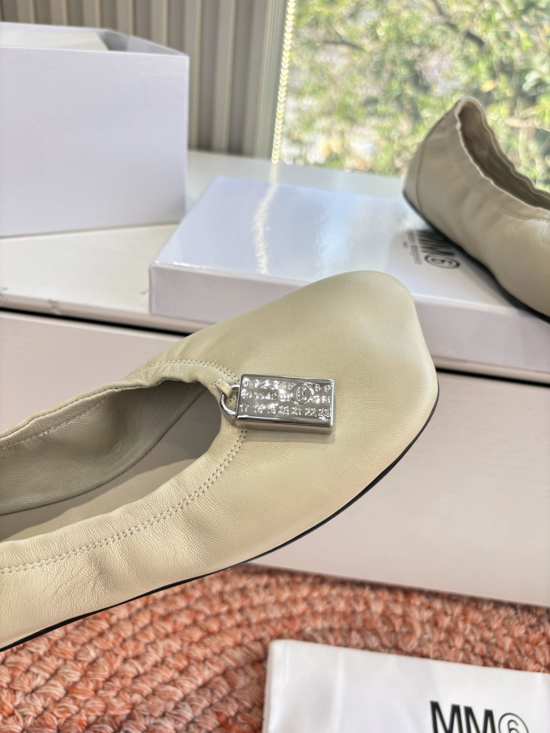 P🌾 G077Maison Margiela* 马吉拉𝟐𝟔𝐀𝐖新品MM6方头芭蕾鞋｜极简主义的柔焦叙事作