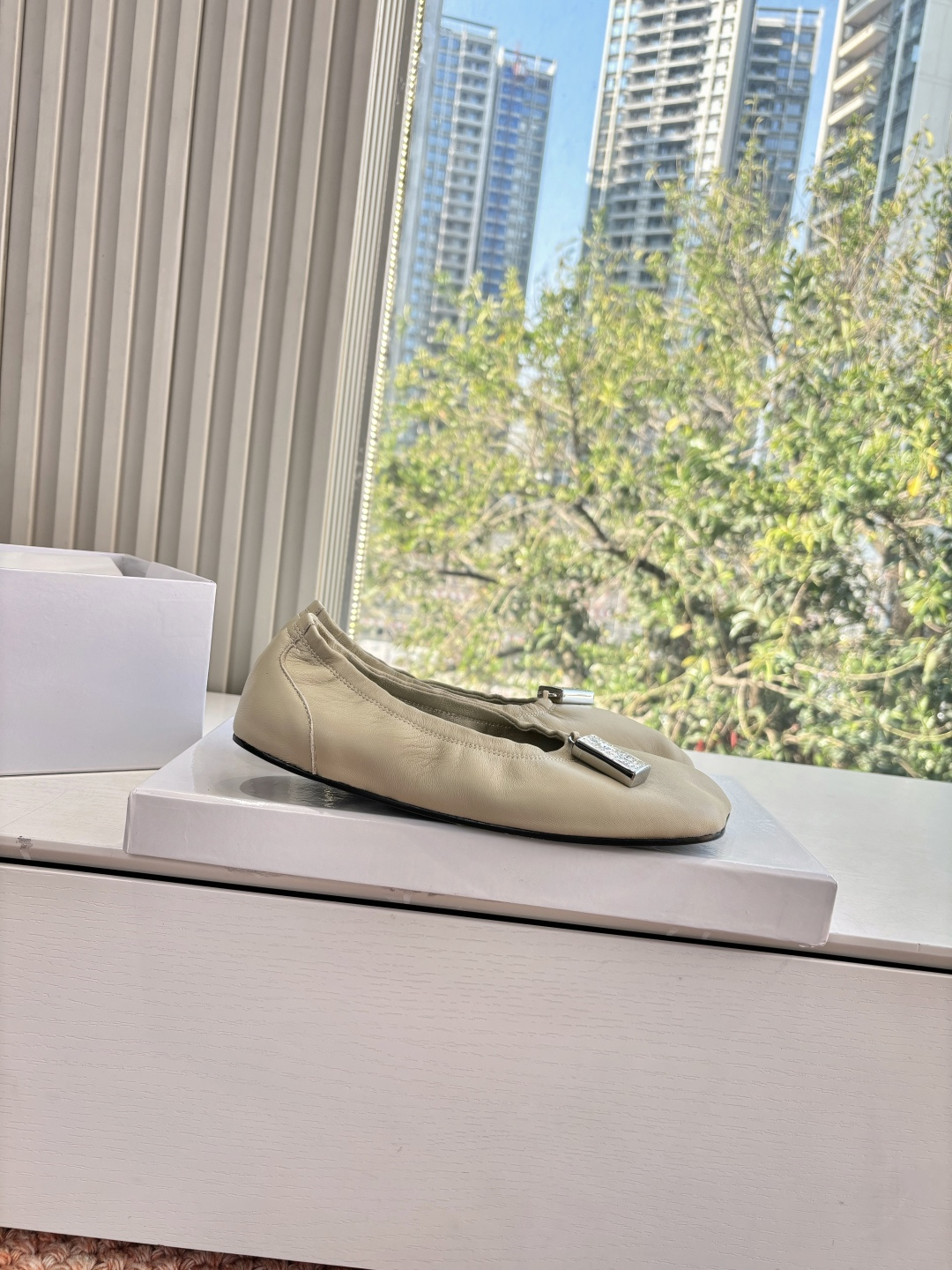 P🌾 G077Maison Margiela* 马吉拉𝟐𝟔𝐀𝐖新品MM6方头芭蕾鞋｜极简主义的柔焦叙事作