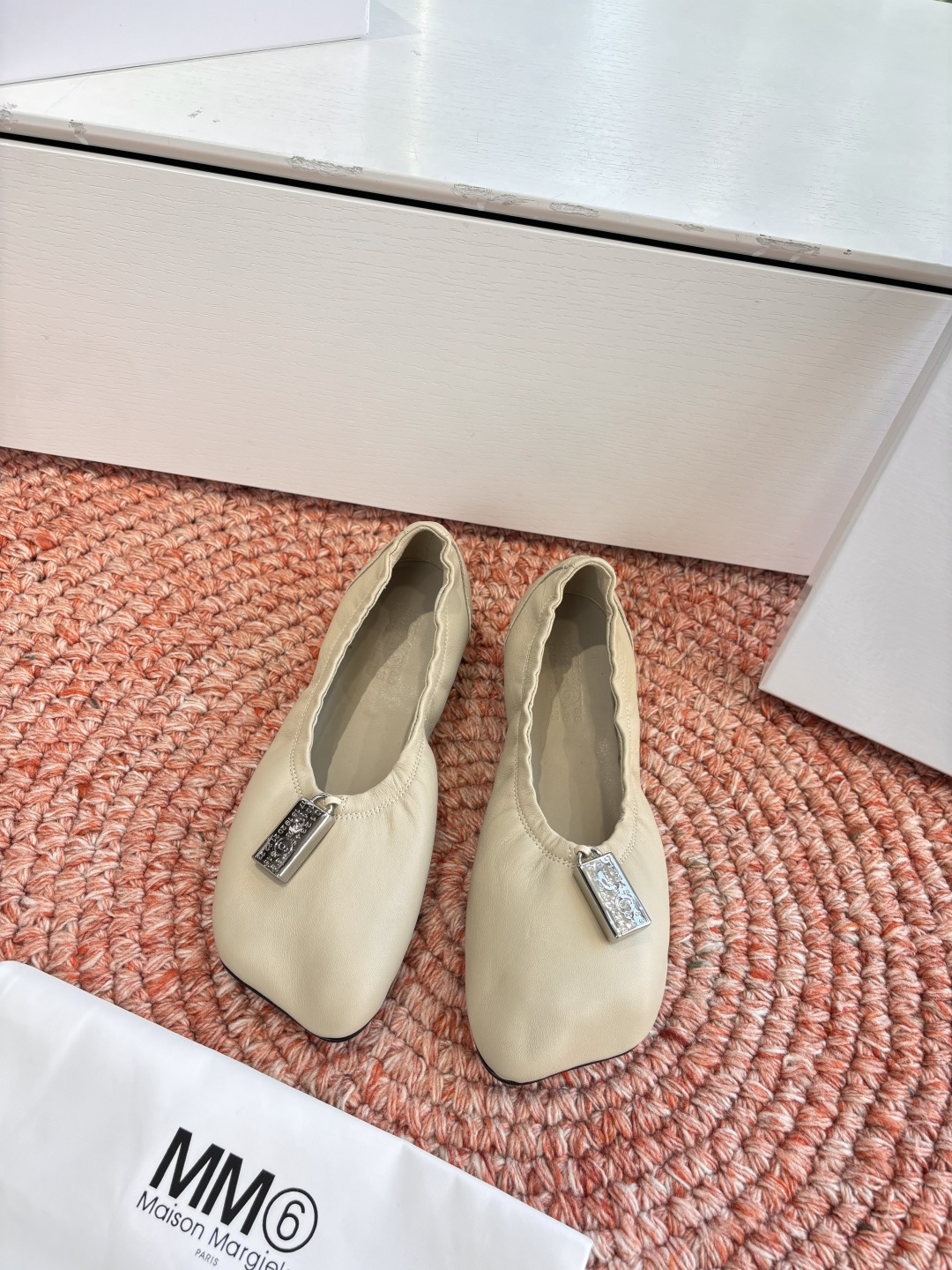 P🌾 G077Maison Margiela* 马吉拉𝟐𝟔𝐀𝐖新品MM6方头芭蕾鞋｜极简主义的柔焦叙事作