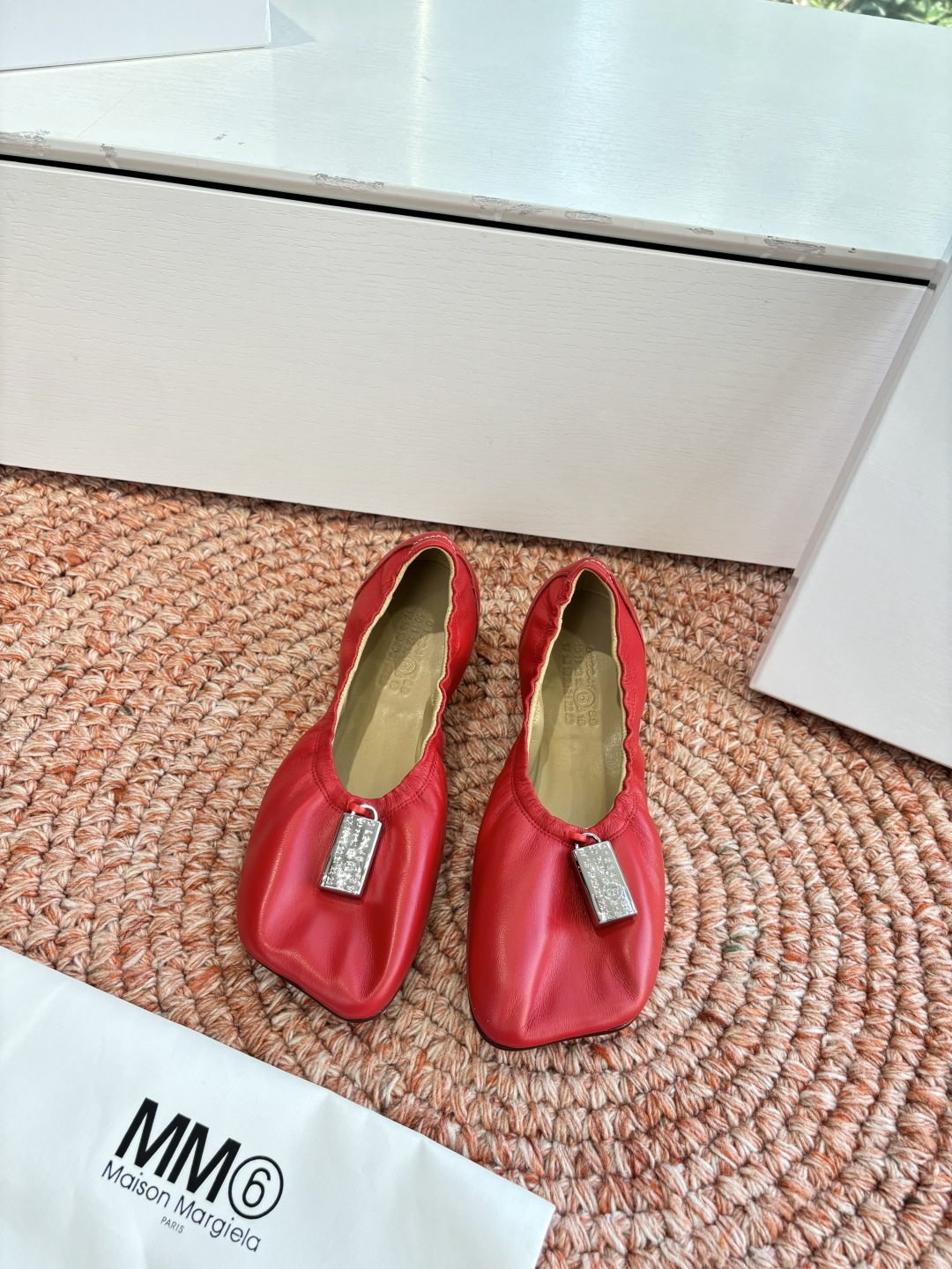 NO:759232,Purchasing level * New product Square-toe ballet shoes | Minimalist soft-focus narrative MM6, as Maison Margiel*'s secondary line, integrates deconstructive aesthetics into the design of square-toe ballet shoes. The soft and waxy feel of soft and tough lambskin is paired with the relaxed fit of the pleated shoe collar. It breaks out of the sweet frame of traditional ballet shoes. The cold and hard texture of the metal logo on the toe collides with the soft leather. The flat-soled version combines elegance and practicality.  Suitable for urban commuting, viewing exhibitions in galleries, sitting in corner cafes, etc. Paired with wool straight pants, it is a cool Nordic blogger style. Paired with a silk floral skirt, it can create a lazy French romance. Imported sheepskin for the upper, imported sheepskin for the feet, Italian imported leather outsole: - (customized, non-refundable), ballet shoes, masion margiela, skirts, sheepskin, Leather soles19860909代购级 * 新品 方头芭蕾鞋｜极简主义的柔焦叙事 作为Maison Margiel*副线的MM6 将解构美学融入方头芭蕾鞋设计 软韧小羊皮的柔糯触感搭配褶皱鞋口的松弛版型 跳出传统芭蕾鞋的甜腻框架 鞋头金属徽标的冷硬质感与柔皮形成碰撞 平底的版型兼顾优雅与实穿性 适配都市通勤、画廊看展、街角咖啡馆小坐等场景 搭羊毛直筒裤是清冷的北欧博主风 配丝质碎花裙又能揉出慵懒的法式浪漫感 鞋面进口羊皮 垫脚进口羊皮 意大利进口真皮大底 :-(定制不退不换）,芭蕾舞鞋,masion margiela,skirts,sheepskin,Leather soles,Women's Shoes