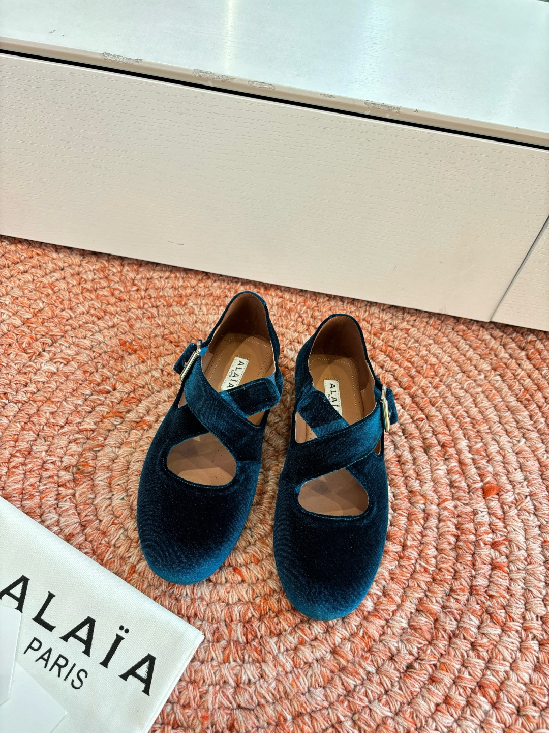 NO:750163,Purchasing agent level small suitcase G002 original purchase of French first-line luxury brand ALAIA ALAIA 2026 new color French fairy ballet flat dancing shoes. The ALAIA brand comes from its founder, Azzedine Alaia, the founder of the 'super tight and sexy' trend in the 1980s, known as the 'King of cling'. He is one of the most legendary designers in the fashion industry. Azzedine Alaia  Intelligently exaggerating the sexy side, it is both sober, discreet and modern, yet ultra-fitting. Sexy rivets, metal buckles, tight corsets and sexy snakeskin. These Alaia design elements continue to appear on the runways of major brands. The style of the Alaia brand is just like its fashion, sexy and modern. The fabric is original velvet, the lining is imported cowhide, and the outsole is original molded rubber outsole.  Size 35-39 (40.41 customized) (for correct small suitcase packaging, please see the original unboxing video), ballet shoes, alaia, cowhide, snakeskin19860909代购级别小皮箱 G002原版购入法国一线奢侈品牌ALAIA 阿莱亚2026新款新色法式仙女芭蕾舞平底跳舞鞋,ALAIA品牌源自其创始人,Azzedine Alaia是上世纪80 年代“超紧身性感”风潮的创始人,被称作“King of cling”, 他是时尚界最传奇的设计师之一.Azzedine Alaia 聪明地将性感一边更夸张,既清醒谨慎摩登,又超贴身性感铆钉、金属环扣、紧束胸衣和性感蛇皮,这些 Alaia 的设计元素仍不断出现在各大品牌的秀台上.Alaia品牌的风格一如其时装,性感而又摩登 面料原版丝绒 内里进口牛皮 大底原版开模生胶大底 码数35-39（40.41定做）(正确小皮箱包装请看原版拆箱视频）,芭蕾舞鞋,alaia,cowhide,snakeskin,Women's Shoes