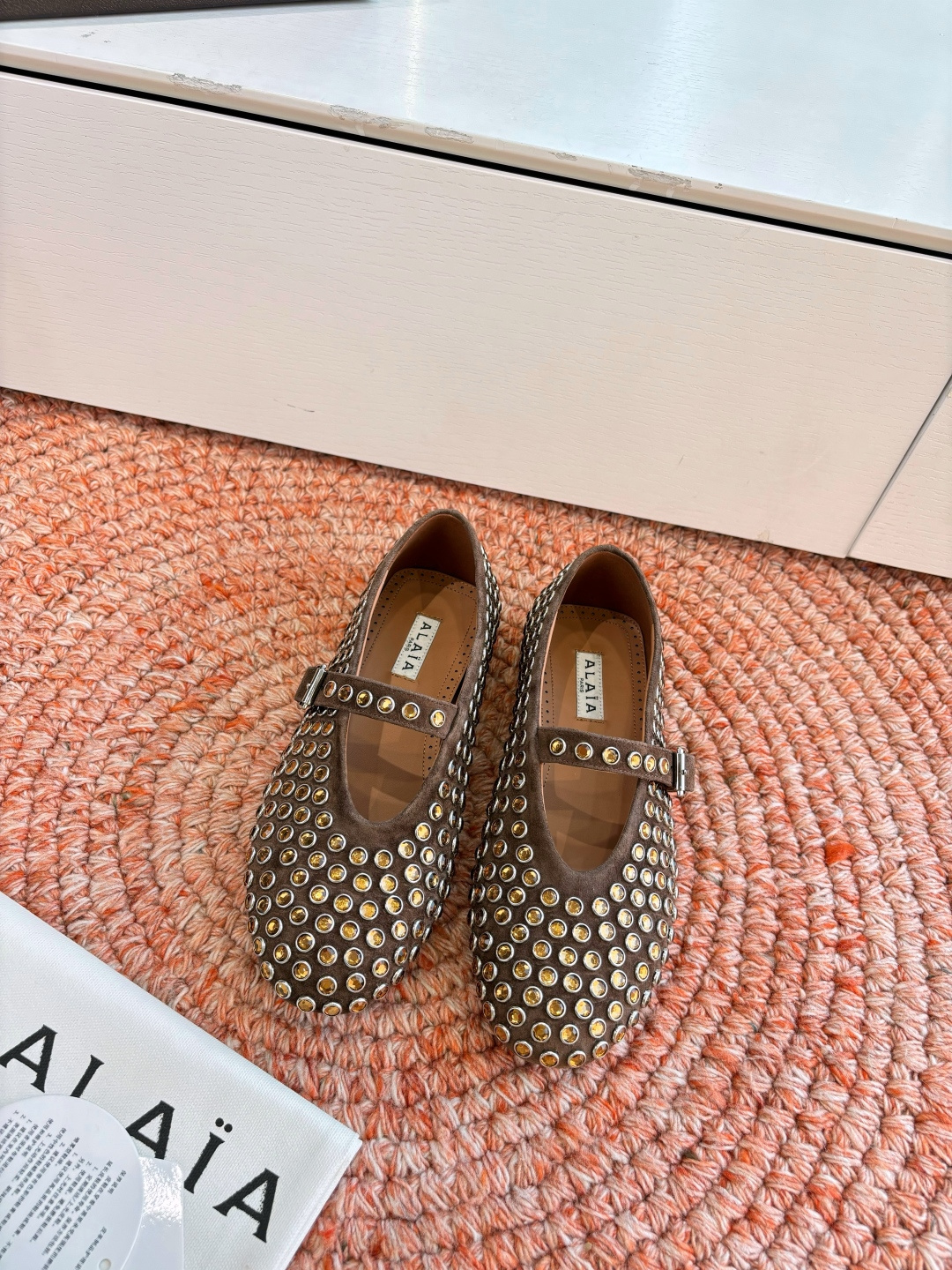 NO:750154,Purchasing agent level small suitcase G002 original purchase of French first-line luxury brand ALAIA ALAIA 2026 new color French fairy ballet flat dancing shoes. The ALAIA brand comes from its founder, Azzedine Alaia, the founder of the 'super tight and sexy' trend in the 1980s, known as the 'King of cling'. He is one of the most legendary designers in the fashion industry. Azzedine Alaia  Intelligently exaggerating the sexy side, it is both sober, discreet and modern, yet ultra-fitting. Sexy rivets, metal buckles, tight corsets and sexy snakeskin. These Alaia design elements continue to appear on the runways of major brands. The style of the Alaia brand is just like its fashion, sexy and modern. Original imported rhinestones on the fabric. Imported frosted rhinestones on the lining. Original open-molded rubber outsole.  Size 35-39 (40.41 customized) (for correct small suitcase packaging, please see the original unboxing video), ballet shoes, alaia, snakeskin19860909代购级别小皮箱 G002原版购入法国一线奢侈品牌ALAIA 阿莱亚2026新款新色法式仙女芭蕾舞平底跳舞鞋,ALAIA品牌源自其创始人,Azzedine Alaia是上世纪80 年代“超紧身性感”风潮的创始人,被称作“King of cling”, 他是时尚界最传奇的设计师之一.Azzedine Alaia 聪明地将性感一边更夸张,既清醒谨慎摩登,又超贴身性感铆钉、金属环扣、紧束胸衣和性感蛇皮,这些 Alaia 的设计元素仍不断出现在各大品牌的秀台上.Alaia品牌的风格一如其时装,性感而又摩登 面料原版进口水钻 内里进口磨砂水钻 大底原版开模生胶大底 码数35-39（40.41定做）(正确小皮箱包装请看原版拆箱视频）,芭蕾舞鞋,alaia,snakeskin,Women's Shoes