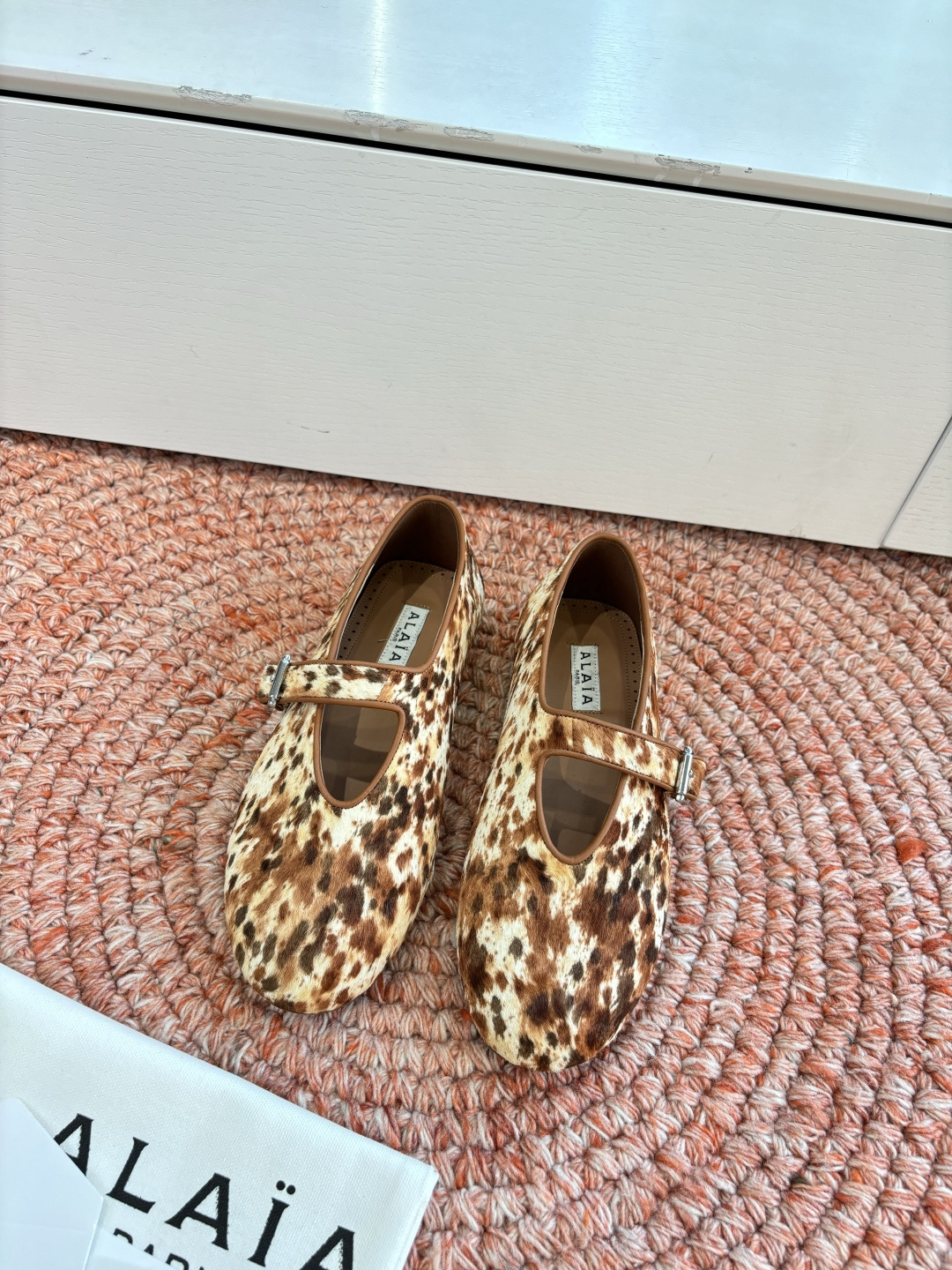 NO:750159,Purchasing agent level small suitcase G002 original purchase of French first-line luxury brand ALAIA ALAIA 2026 new color French fairy ballet flat dancing shoes. The ALAIA brand comes from its founder, Azzedine Alaia, the founder of the 'super tight and sexy' trend in the 1980s, known as the 'King of cling'. He is one of the most legendary designers in the fashion industry. Azzedine Alaia  Intelligently exaggerating the sexy side, it is both sober and discreet, modern, and ultra-fitting. Sexy rivets, metal ring buckles, tight corsets and sexy snakeskin. These design elements of Alaia are still appearing on the runways of major brands. The style of the Alaia brand is just like its fashion, sexy and modern. The fabric is original cowhide/horse hair (the left and right lines of zebra hair are not completely opposite). The lining is imported frosted rhinestones. The outsole is the original open-molded rubber outsole.  Size 35-39 (40.41 customized) (for correct small suitcase packaging, please see the original unboxing video), ballet shoes, alaia, cowhide, snakeskin19860909代购级别小皮箱 G002原版购入法国一线奢侈品牌ALAIA 阿莱亚2026新款新色法式仙女芭蕾舞平底跳舞鞋,ALAIA品牌源自其创始人,Azzedine Alaia是上世纪80 年代“超紧身性感”风潮的创始人,被称作“King of cling”, 他是时尚界最传奇的设计师之一.Azzedine Alaia 聪明地将性感一边更夸张,既清醒谨慎摩登,又超贴身性感铆钉、金属环扣、紧束胸衣和性感蛇皮,这些 Alaia 的设计元素仍不断出现在各大品牌的秀台上.Alaia品牌的风格一如其时装,性感而又摩登 面料原版牛皮/马毛(斑马毛左右纹路并非完全对寸) 内里进口磨砂水钻 大底原版开模生胶大底 码数35-39（40.41定做）(正确小皮箱包装请看原版拆箱视频）,芭蕾舞鞋,alaia,cowhide,snakeskin,Women's Shoes