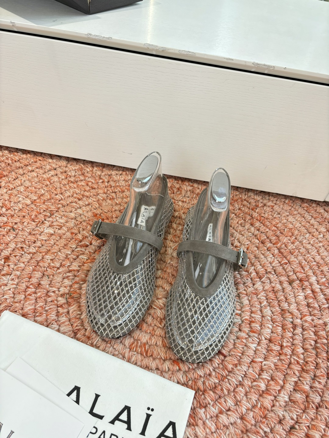 NO:750169,What you see is what you get G002 Purchasing level original purchase French first-line luxury brand ALAIA Alea fishnet mules toe-toe sandals 2026 French fairy ballet flat dancing shoes. The ALAIA brand comes from its founder, Azzedine Alaia, the founder of the 'super tight and sexy' trend in the 1980s, known as the 'King of cling'. He is one of the most legendary designers in the fashion industry. Azzedine Alaia  Intelligently exaggerating the sexy side, it is both sober, discreet and modern, as well as ultra-fitting sexy rivets, metal buckles, tight corsets and sexy snakeskin. These Alaia design elements continue to appear on the runways of major brands. The style of the Alaia brand is just like its fashion, sexy and modern. Imported fabrics, toe-toe fishnet shoes/white diamond mesh, outsole, genuine leather, size 35-39 (40.41. Customized)/normal size  Original packaging, ballet shoes, alaia, sandals, snakeskin19860909所见即所得G002代购级别原版购入法国一线奢侈品牌ALAIA 阿莱亚鱼网穆勒鞋包头凉鞋2026法式仙女芭蕾舞平底跳舞鞋,ALAIA品牌源自其创始人,Azzedine Alaia是上世纪80 年代“超紧身性感”风潮的创始人,被称作“King of cling”, 他是时尚界最传奇的设计师之一.Azzedine Alaia 聪明地将性感一边更夸张,既清醒谨慎摩登,又超贴身性感铆钉、金属环扣、紧束胸衣和性感蛇皮,这些 Alaia 的设计元素仍不断出现在各大品牌的秀台上.Alaia品牌的风格一如其时装,性感而又摩登 面料进口包头鱼网鞋/白钻网 大底真皮 码数35-39（40.41.定做）/正常尺码 原版包装,芭蕾舞鞋,alaia,sandals,snakeskin,Women's Shoes