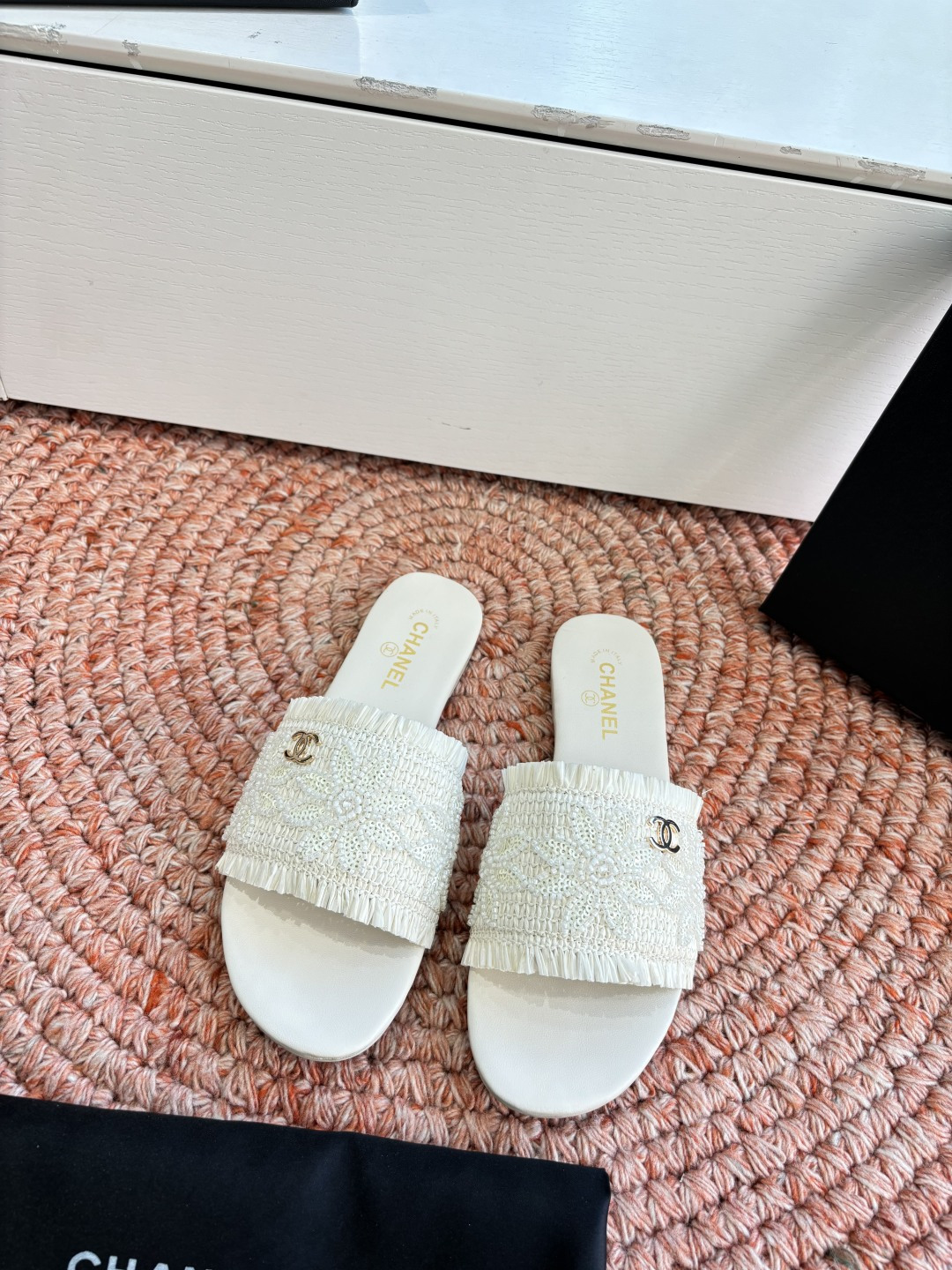 NO:759247,Purchasing agent level '｜Xiaoxiang's new mesh double C bow slippers Xiaoxiang's classic symbol meets 26C summer inspiration. This pair of slippers is the perfect balance between luxury and practicality. The transparent mesh has both stiff texture and soft touch, which avoids the pain point of tulle easily snagging. It is more durable and advanced for daily wear. The bow on the shoe body and the double C logo form a golden ratio. The logo is not stacked directly, but integrated into the center of the bow.  The collision of metallic texture and satin texture not only echoes the brand's century-old genes, but is both low-key and luxurious. Whether it is worn with a French tea break skirt for afternoon tea or with wide-leg pants to create a relaxed commuting style, it can interpret Chane*-style effortless fashion with a sweet and luxurious style. The fabric is made of original custom cloth, the inner foot pads are all sheepskin, and the soles are genuine leather outsole imported from Italy.  :-(/Customized, non-refundable), slippers, chanel, slippers, skirts, sheepskin, gold, Leather soles19860909代购级 '｜小香 新品网纱双C蝴蝶结拖鞋小香经典符号邂逅26C夏日灵感 这双拖鞋便成了奢雅与实穿的完美平衡. 通透网纱兼具挺括质感与柔软触感 避免了薄纱易勾丝的痛点 日常穿着更显耐用高级 鞋身蝴蝶结与双C徽标形成黄金配比 徽标并非直白堆砌 而是融入蝴蝶结中心 以金属质感与缎面肌理形成碰撞 既呼应品牌百年基因 既低调又奢华 无论是搭配法式茶歇裙赴下午茶 还是与阔腿裤打造松弛通勤风 都能以甜奢不张扬的格调 诠释Chane*式的不费力时髦. 面料采用原版定制布面 内里垫脚均为羊皮 鞋底意大利进口真皮大底 :-(/定制不退换）,拖鞋,chanel,slippers,skirts,sheepskin,gold,Leather soles,Women's Shoes