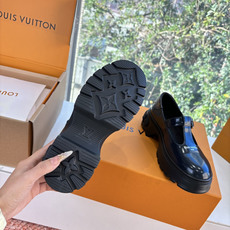 G049顶级版本Louis Vuitto路易斯威登LV驴牌你的LV穿搭今日分享 Louis Vuitton 老花厚底玛丽 G049顶级版本Louis Vuitto路易斯威登LV驴牌你的LV穿搭今日分享 Louis Vuitton 老花厚底玛丽