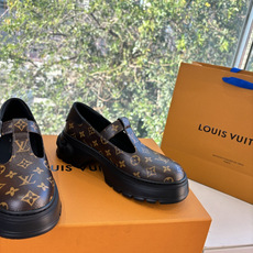 G049顶级版本Louis Vuitto路易斯威登LV驴牌你的LV穿搭今日分享 Louis Vuitton 老花厚底玛丽 G049顶级版本Louis Vuitto路易斯威登LV驴牌你的LV穿搭今日分享 Louis Vuitton 老花厚底玛丽