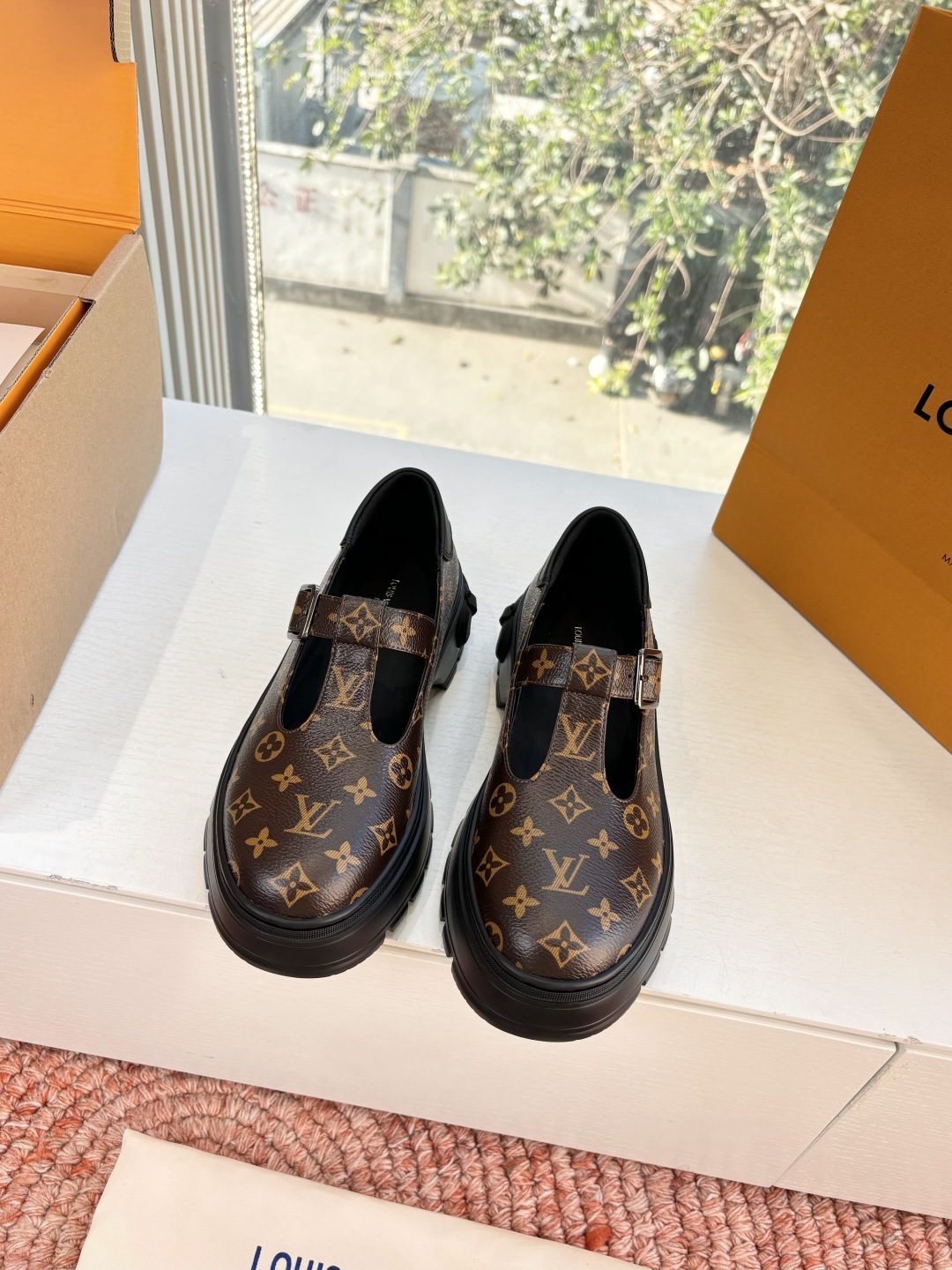 G049顶级版本Louis Vuitto路易斯威登LV驴牌你的LV穿搭今日分享 Louis Vuitton 老花厚底玛丽 G049顶级版本Louis Vuitto路易斯威登LV驴牌你的LV穿搭今日分享 Louis Vuitton 老花厚底玛丽