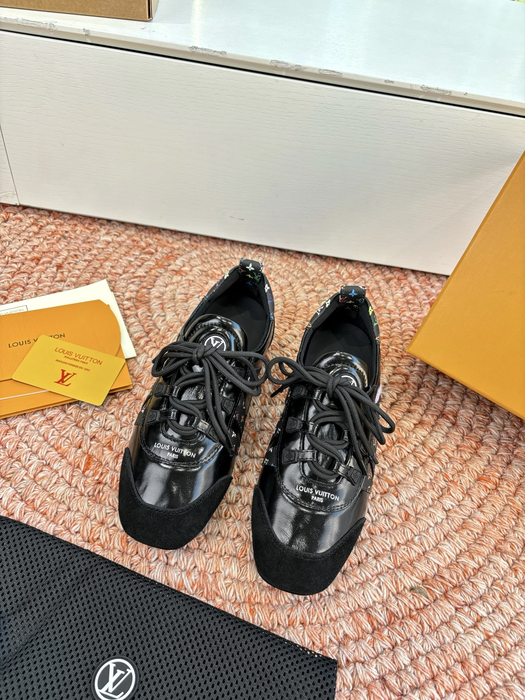 🌾G000所见即所得2026年春夏秀场上推出的 LV Footprint Soccer 芭蕾运动鞋是 P