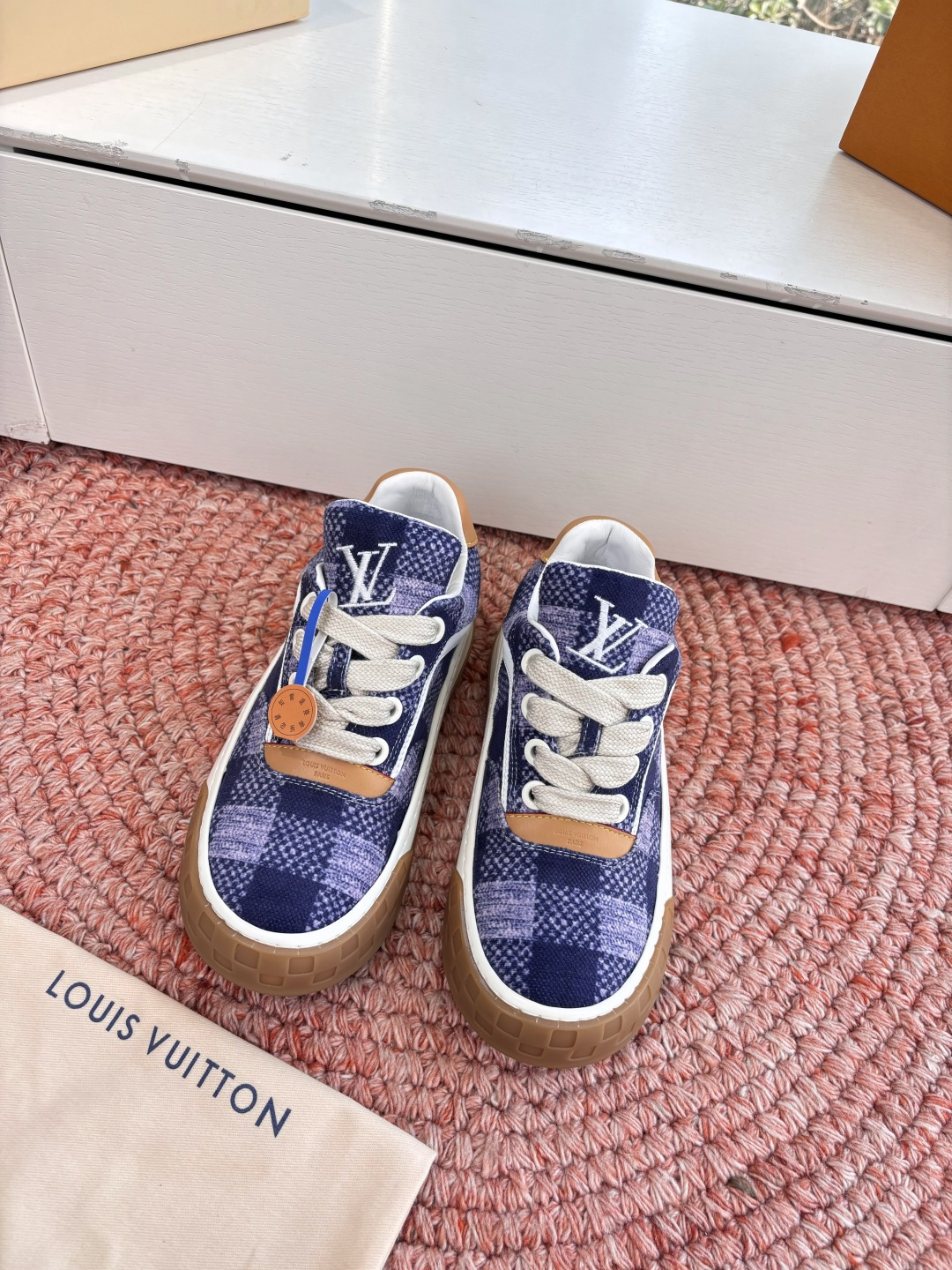 NO:756369,Top version, upgraded version for couples, LV Louis Vuitton, donkey brand, men's size, latest catwalk model, Tilted series, thick sole, casual sneakers, original purchase, development, production, 26 spring and summer men's catwalk model, Tilted sneakers, shine, using classic checkerboard texture sole, tongue LV, oblique irregular logo, fabric: original imported first-layer cowhide, lining cowhide, original molded lightweight foam outsole, sole thickness 4CM  Size:35-45 (Male 45 is custom-made and cannot be returned or exchanged),,louis vuitton,louis vuitton,louis vuitton,sneakers,cowhide19860909顶级版本升级版情侣款 LV 路易威登 驴牌 男码最新走秀款Tilted系列 厚底 休闲 运动鞋 原版购入开发 做货 26春夏男士走秀款Tilted 运动鞋 大放异彩 采用经典棋盘格纹理鞋底 鞋舌LV 斜倒不规则logo 面料:原版进口头层牛皮 内里牛皮 鞋底原版开模轻质发泡大底 底厚4CM Size:35-45（男45定做不退换）,,louis vuitton,louis vuitton,louis vuitton,sneakers,cowhide,Men's shoes