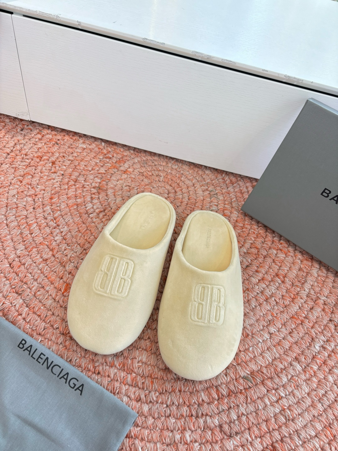 NO:748087,G079 purchasing agent level Balenciaga fabric slippers, please look for the higher version. This boot is unique in design, with straps and belt elements as highlights. Not only can the boots be firmly fitted to the foot, the elasticity can be adjusted. In terms of detail processing, the brand's iconic distressed hardware runs throughout, cleverly creating a retro wear effect, highlighting individual attitude, and matching with thick toothed rubber soles. It not only ensures the comfort of wearing, but also strengthens the overall sense of fashion and style. It is undoubtedly a fashion item not to be missed this season. It will add a unique charm to fashion enthusiasts' outfits and lead a new round of fashion. Boot height, upper fabric, original inner material, size 35-40 (40 customized, non-refundable), half drag, balenciaga, balenciaga, boots, slippers19860909G079代购级别Balenciaga巴黎世家布拖鞋请认准高版本 这款靴子在设计上独具匠心 以绑带与皮带元素作为亮点 不仅能将靴子稳固贴合于足部调节松紧 在细节处理上 品牌标志性的做旧五金件贯穿始终 巧妙营造出复古磨损效果,彰显个性态度搭配厚实的齿状橡胶鞋底 既保证了穿着的舒适度,又强化了整体的时尚感与辦识度无疑是本季不容错过的时尚单品,它将为时尚爱好者们的穿搭增添别样魅力,引领新一轮的潮流风尚 靴筒高度 鞋面布面 内里原版材质 尺码35-40(40定制不退不换),半拖,balenciaga,balenciaga,boots,slippers,Women's Shoes