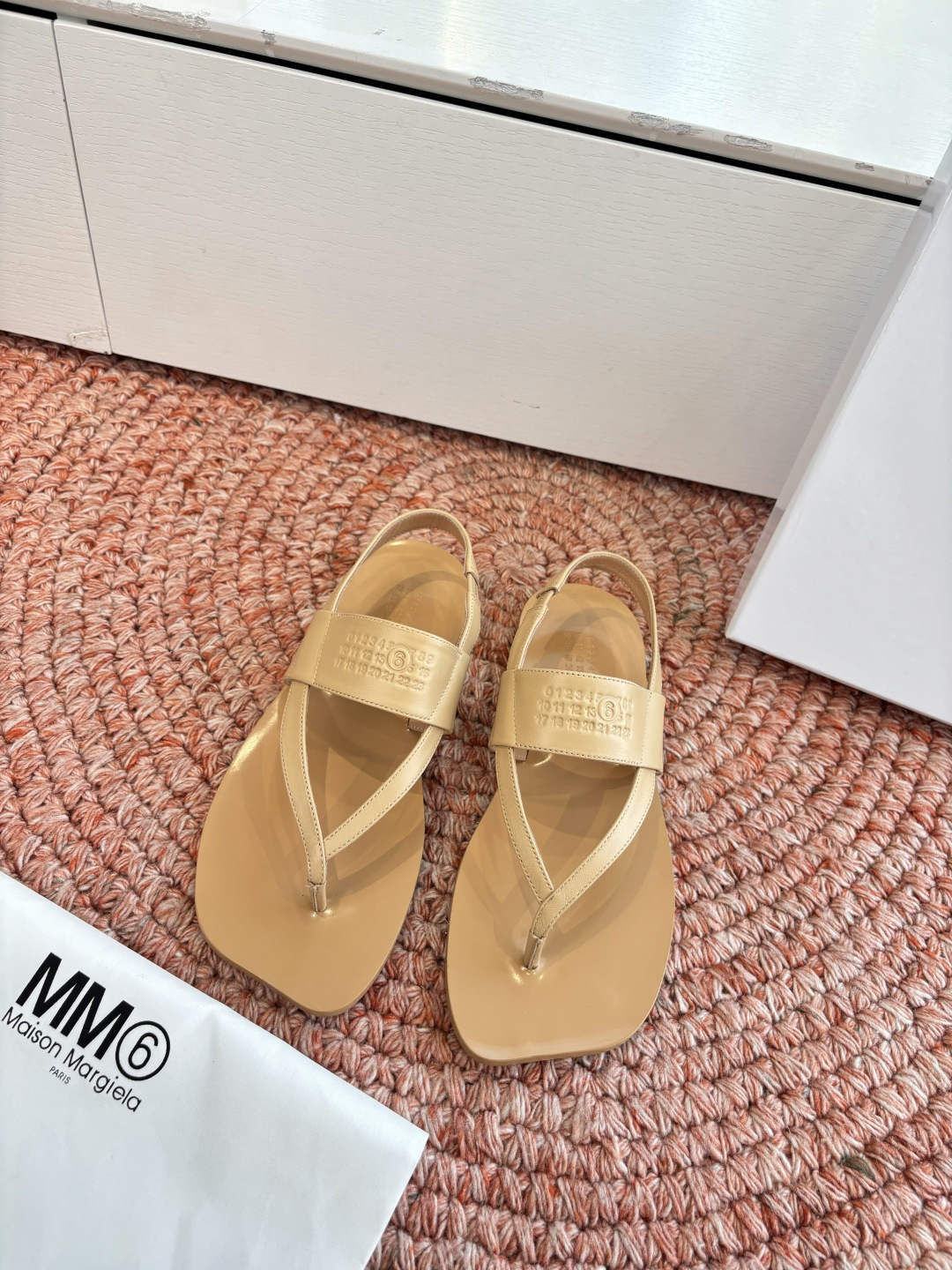 NO:759239,Purchasing level *Margiela MM6 flip-flops. Hugely beautiful and fashionable flip-flops. Must have at this moment. Highly recommended. Original purchase and development. No error restoration. Original custom-made original sheepskin on the upper. Mixed lambskin lining. Italian genuine leather outsole: (customized, non-refundable), split-toe shoes, masion margiela, sheepskin, Leather soles19860909代购级 *玛吉拉MM6人字拖 巨好看巨时髦的人字拖 此刻必须拥有 强烈推荐 原版购入开发 没有误差还原 鞋面原版定制原版羊皮 内里混种小羊皮 大底意大利真皮大底 :-(定制不退换）,分趾鞋,masion margiela,sheepskin,Leather soles,Women's Shoes