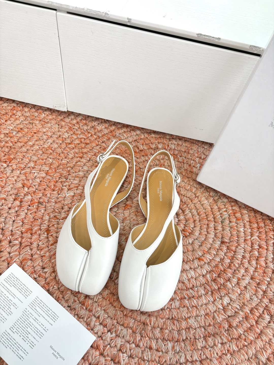 NO:722323,G012 What you see is what you get top quality Maison Marginal* MM6 split-toe shoes tangled ballet shoes sandals Margiela designer is so talented to create shoes as design elements. Single shoes are capable and exquisite. Half-slippers match short skirts. Sexy personality. Fabric: Vegetable blended cowhide/open edge beaded cowhide. Lining water-dyed cowhide. Genuine leather outsole imported from Italy. Size: 35-40 (40.41 custom-made, non-refundable and non-exchangeable), split-toe shoes, masion  margiela,masion margiela,sandals,skirts,cowhide,Leather soles19860909G012所见即所得顶级品质Maison Marginal* MM6分趾鞋纠结芭蕾舞单鞋凉鞋马吉拉设计师太有才了 作为设计元素打造鞋品 单鞋干练精致 半拖搭配短裙 性感个性 面料植糅牛皮/开边珠牛皮 内里水染牛皮 意大利进口真皮大底 码数:35-40（40.41订做不退不换）,分趾鞋,masion margiela,masion margiela,sandals,skirts,cowhide,Leather soles,Women's Shoes