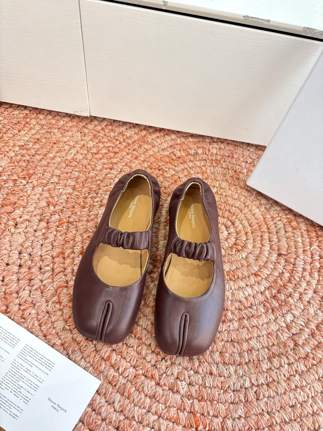 NO:722311,G012 What you see is what you get, top quality Maison Marginal* MM6 split-toe shoes, tangled ballet shoes, Marginal designers are so talented as design elements to create shoes, single shoes are capable and exquisite, half-slippers are paired with short skirts, sexy personality, the fabric is blended with sheep surface, lining is water-dyed cowhide, Italian imported genuine leather outsole, size: 35-40 (40.41 custom-made, non-returnable, non-exchangeable), split-toe shoes, masion margiela, masion  margiela,skirts,cowhide,leather soles19860909G012所见即所得顶级品质Maison Marginal马吉拉* MM6分趾鞋纠结芭蕾舞单鞋马吉拉设计师太有才了 作为设计元素打造鞋品 单鞋干练精致 半拖搭配短裙 性感个性 面料植糅羊面 内里水染牛皮 意大利进口真皮大底 码数:35-40（40.41订做不退不换）,分趾鞋,masion margiela,masion margiela,skirts,cowhide,Leather soles,Women's Shoes