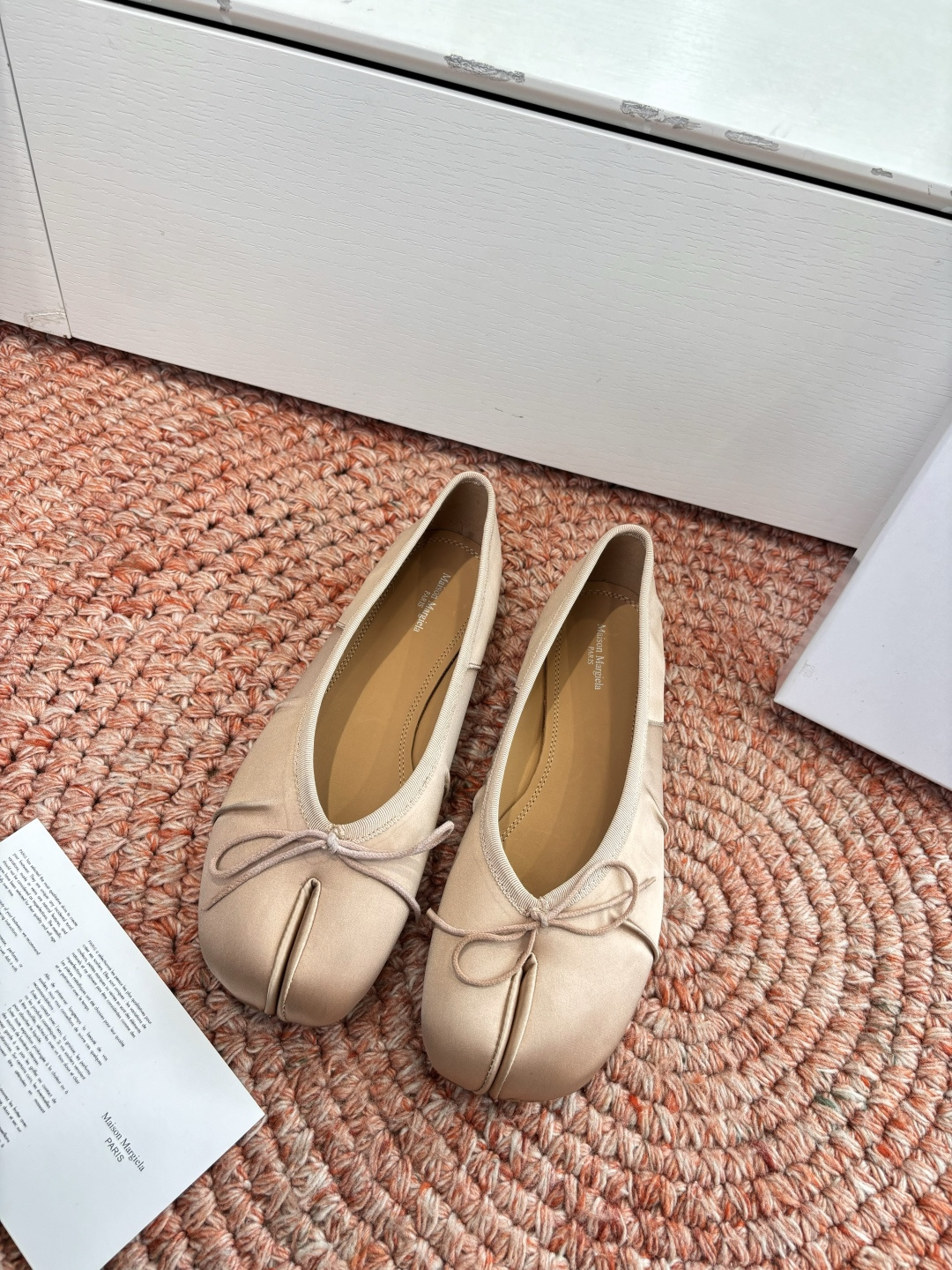 NO:722306,G012 Purchasing Level 2026 5Maison Margie Split Toe Thick Heel Flat Bottom Retro Mary Jane Doll Head Apple Toe Ballet Fingers Fish Mouth Single Shoes A great version. Very difficult to make!  Margiela split-toe shoes have been pushed into the limelight again, and Xiaohongshu’s posts have exploded one after another!  A must-have for sexy and cool girls. Fried chicken looks good on your feet. Don't worry. Wear it and you will be the most unique existence among that group. The fabric is imported silk. The lining is sheepskin. Outsole. Genuine leather sole imported from Italy. Code number: 35-39/40.41. Customized, non-refundable and non-exchangeable. Split-toe shoes, masion margiela, mary jane, sheepskin, real silk.19860909G012代购级别2026 5Maison Margie马吉拉分趾粗跟平底复古玛丽珍娃娃头苹果头芭蕾舞指鱼嘴单鞋棒了的版本 非常不好做！马吉拉分趾鞋又被推到风口啦 小红书发一个爆一个！性感酷辣女孩必备 上脚炒鸡好看 大家放心冲 穿上它你就是那个人群中最独特的存在 面料进口真丝 内里垫脚羊皮 大底 意大利进口真皮底 码数:35-39/40.41定制不退不换,分趾鞋,masion margiela,mary jane,sheepskin,real silk,Women's Shoes