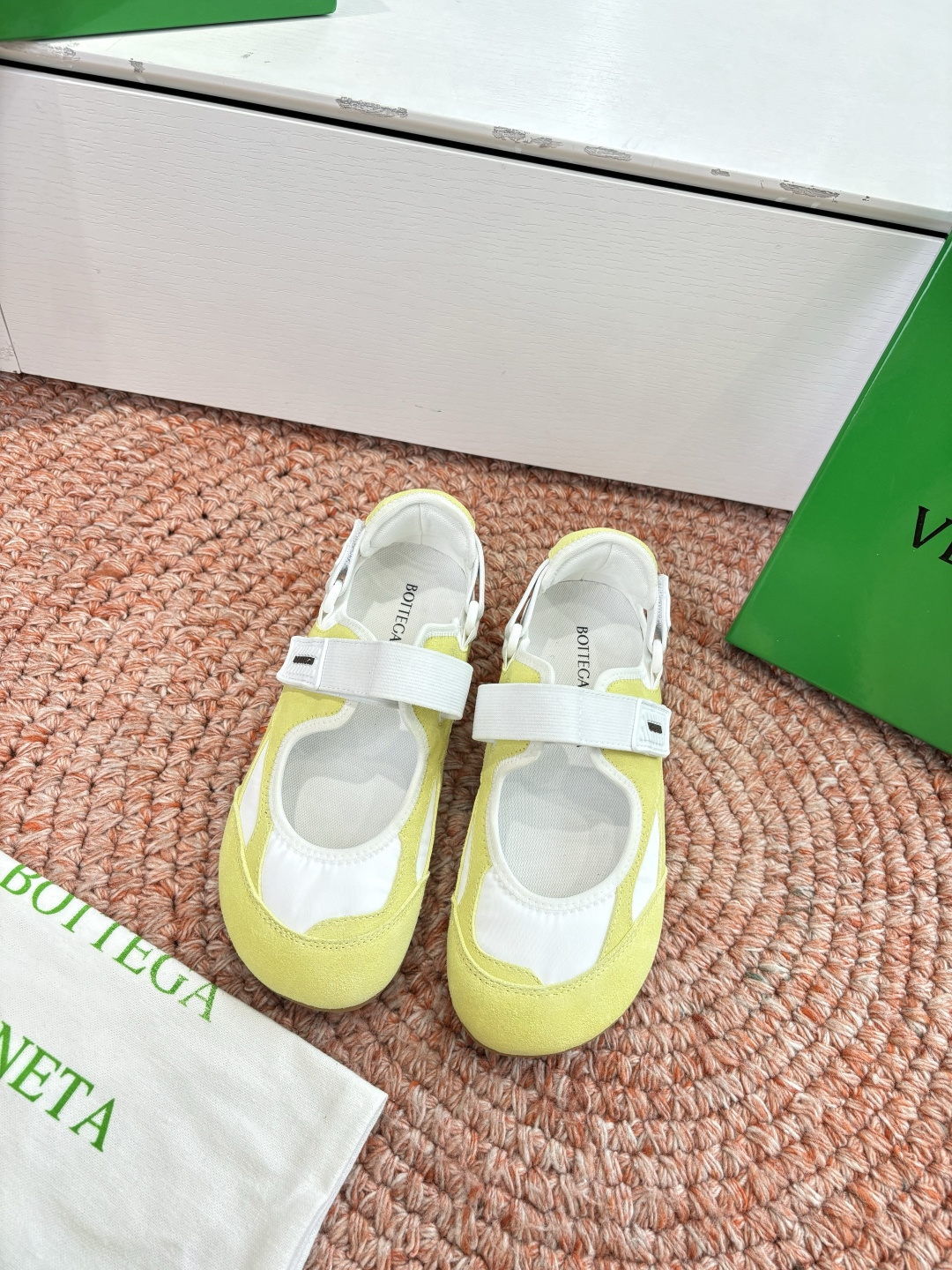 NO:750229,G741 Bottega Veneta Orbit Flash 2026 Spring and Summer New Style Mary Jane Casual Shoes Sports Shoes Many Star Internet Celebrities Plant Grass BV Orbit Flash Mary Jane combines retro elegance with modern sports style, suede + nylon stitching, perfect texture and breathable  Velcro design, super easy to put on and take off, fits the foot shape. Round toe + shallow mouth, modify the foot shape, comfortable and beautiful. Rubber-colored outsole, full of retro feel, can be easily controlled for daily commuting, shopping, and dating. You can match skirts and trousers as you like, get a sweet and cool style!  Original molded rubber non-slip outsole Size 35-41 (40.41 custom-made, non-returnable), casual shoes/sports shoes,bottega veneta,bottega veneta,mary jane,sneakers,skirts,chamois leather19860909G741 Bottega Veneta Orbit Flash2026春夏新款 玛丽珍 休闲鞋 运动鞋 超多明星网红种草 BV Orbit Flash玛丽珍将复古优雅与现代运动风融合,麂皮+尼龙拼接,质感满分又透气 魔术贴设计,穿脱超方便,贴合脚型.圆头+浅口,修饰脚型,舒适又美观.生胶色外底,复古感十足,日常通勤、逛街、约会都能轻松驾驭,裙装裤装随心搭配,甜酷风格get！ 原版开模橡胶防滑大底 Size 35-41（40.41订做不退换）,休闲鞋/运动鞋,bottega veneta,bottega veneta,mary jane,sneakers,skirts,chamois leather,Women's Shoes