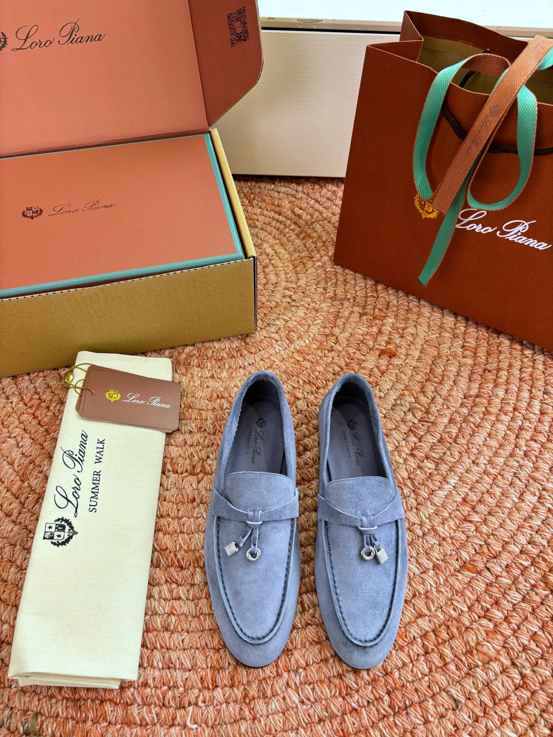 NO:784727,Male 10, want airplane box to replenish 10. Purchasing level G3072026 official website LP new product on sale Loro Piana (same style and same style as the official website) | Made of Wish imported Yangjing fabric | The upper is made of high-quality special sheepskin | Foot pad sheepskin, foot pad silk sheepskin, all-round one-to-one restoration of the counter process | High-tech process | Italian imported genuine leather sole  Original craft outsole｜Heel height 1.5cm Imported Italian fabric Lining: Imported sheepskin Sole: Genuine leather sole Size 35-41 female (40.41 non-refundable) Male size 38-46 (38.39.45.46 non-refundable. 38.39.40 please note male and female code when ordering), loafers, loro piana, loro  piana,loafers,sheepskin,sheep19860909男10,要飞机盒补10 代购级别G3072026官网 LP新品发售Loro Piana(官网同款同款平底单鞋｜采用 Wish进口羊京面料制作｜鞋面采用优质特级羊皮｜垫脚羊皮,垫脚丝绸羊皮,全方位一比一复原专柜工艺流程｜高工艺工艺流程｜意大利进口真皮底 原版工艺大底｜跟高1.5cm 面料进口意大利面料 内里:进口羊皮 鞋底:真皮鞋底 尺码35-41女(40.41不退不换) 男码38-46(38.39.45.46不退不换.38.39.40下单备注男女码),乐福鞋,loro piana,loro piana,loafers,sheepskin,sheep,Women's Shoes