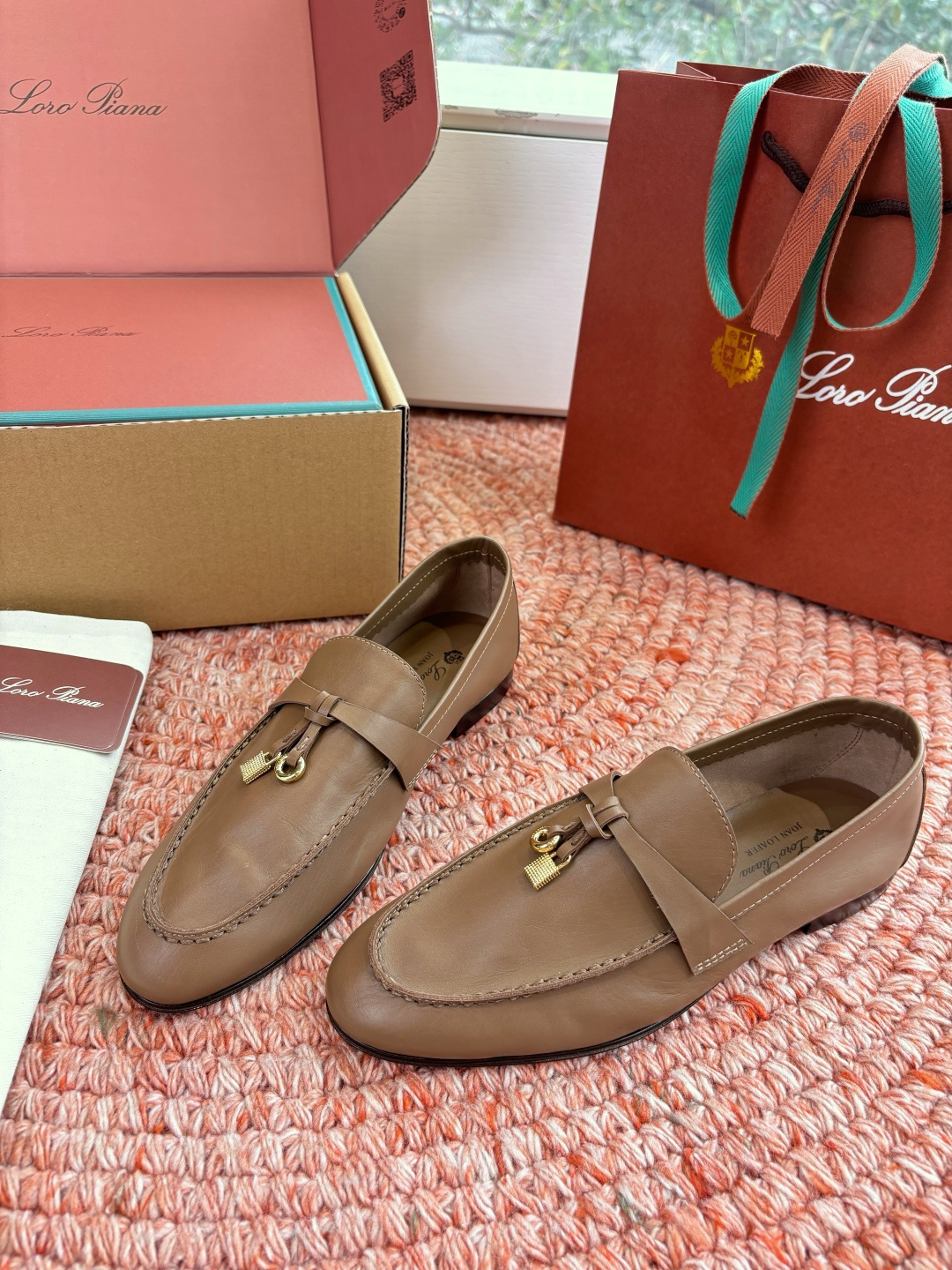 NO:784732,Male 10, please replenish 10 in the airplane box. Purchasing agent level G3072026 official website LP new product on sale Loro Piana (same style and same style as the official website) | Made of Wish imported Yangjing fabric | The upper is made of high-quality special sheepskin | Foot pad sheepskin, foot pad silk sheepskin, all-round one-to-one restoration of the counter process | High-tech process | Italian imported genuine leather sole  Original craft outsole｜Heel height 1.5cm Imported Italian fabric Lining: Imported sheepskin Sole: Genuine leather sole Size 35-41 female (40.41 non-refundable) Male size 38-46 (38.39.45.46 non-refundable. 38.39.40 please note male and female code when ordering), loafers, loro piana, loro  piana,loafers,sheepskin,sheep19860909男10,要飞机盒备注补10 代购级别G3072026官网 LP新品发售Loro Piana(官网同款同款平底单鞋｜采用 Wish进口羊京面料制作｜鞋面采用优质特级羊皮｜垫脚羊皮,垫脚丝绸羊皮,全方位一比一复原专柜工艺流程｜高工艺工艺流程｜意大利进口真皮底 原版工艺大底｜跟高1.5cm 面料进口意大利面料 内里:进口羊皮 鞋底:真皮鞋底 尺码35-41女(40.41不退不换) 男码38-46(38.39.45.46不退不换.38.39.40下单备注男女码),乐福鞋,loro piana,loro piana,loafers,sheepskin,sheep,Women's Shoes