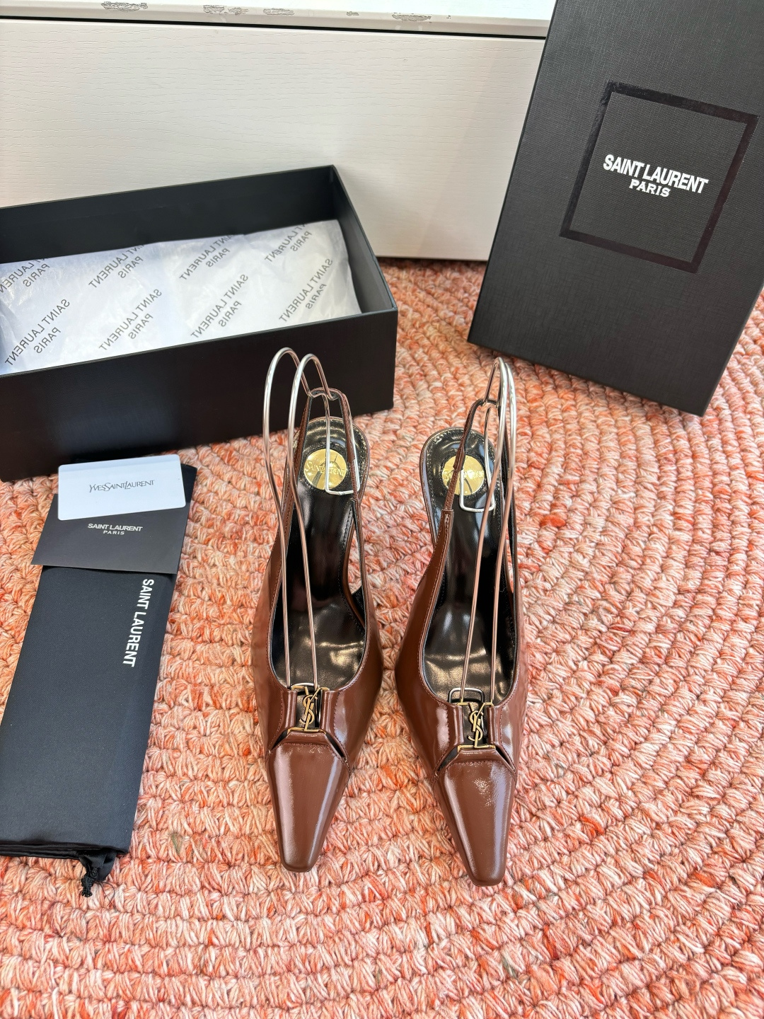 NO:747745,Top quality Saint Laurent/Yves Saint Laurent new cat heel sandals pointed toe high heels YSL sister's beautiful high heels. They are the same high heels as Saint Laurent Rose. They are very good at modifying the foot shape. The luxurious metal has become more and more understanding of women in high heels in recent years. The embarrassing design impression ysl beautiful high heels. The upper is imported with open edge beads. The sole is genuine leather. The heel height is about 7cm. Size 35-42 (40.41.42 customization is non-returnable and non-exchangeable), sandals, loro  piana,saint laurent,saint laurent,saint laurent,sandals,high heels,Leather soles19860909顶级品质Saint Laurent / 圣罗兰新款猫跟凉鞋尖头高跟鞋YSL姐姐的美丽尤物高跟鞋 又是人间圣罗兰 Rose同款的高跟鞋化很好修饰脚型,奢华金属这几年SLP是在高跟鞋越来越懂女人了尴尬设计印象ysl绝美高跟鞋 鞋面进口开边珠 鞋底真皮大底 跟高约7cm 尺码35-42(40.41.42定制不退不换),凉鞋,loro piana,saint laurent,saint laurent,saint laurent,sandals,high heels,Leather soles,Women's Shoes