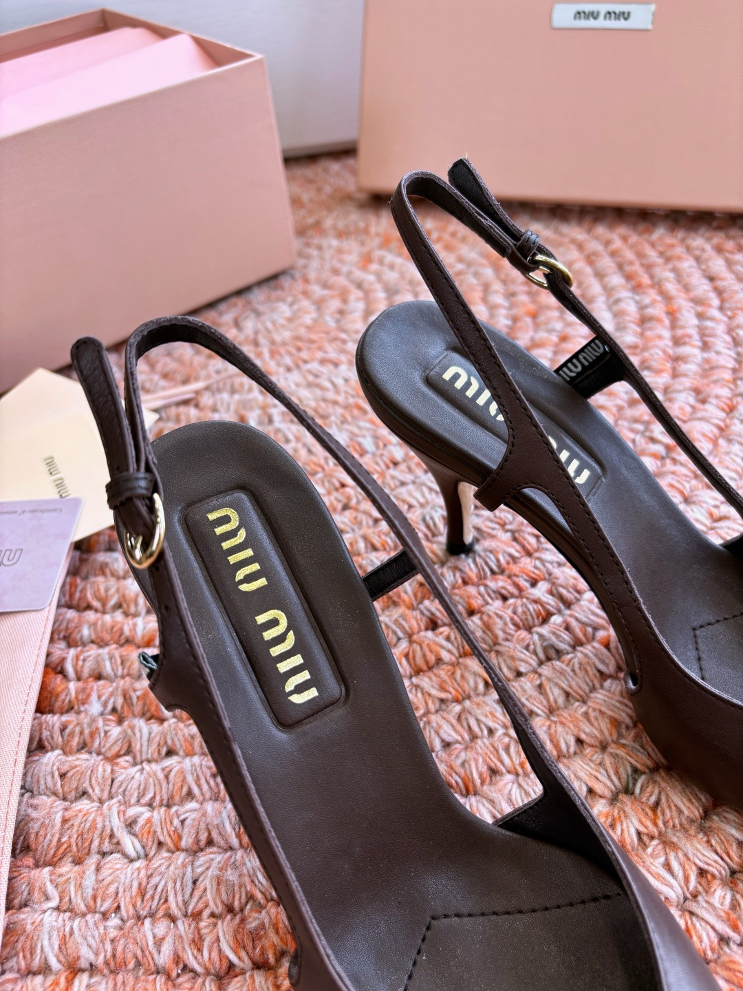 🌾G318原版一比一复刻顶级Miu Miu 26春夏/尖头高跟单鞋包头凉鞋和低跟后空芭玛丽珍单鞋一眼看上