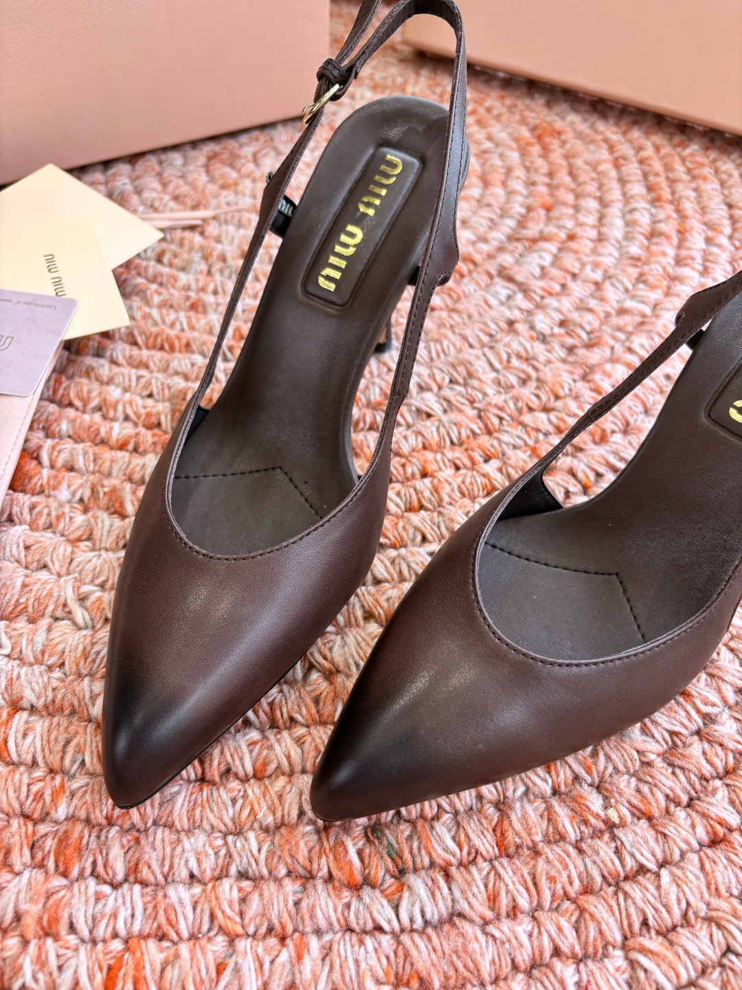 🌾G318原版一比一复刻顶级Miu Miu 26春夏/尖头高跟单鞋包头凉鞋和低跟后空芭玛丽珍单鞋一眼看上