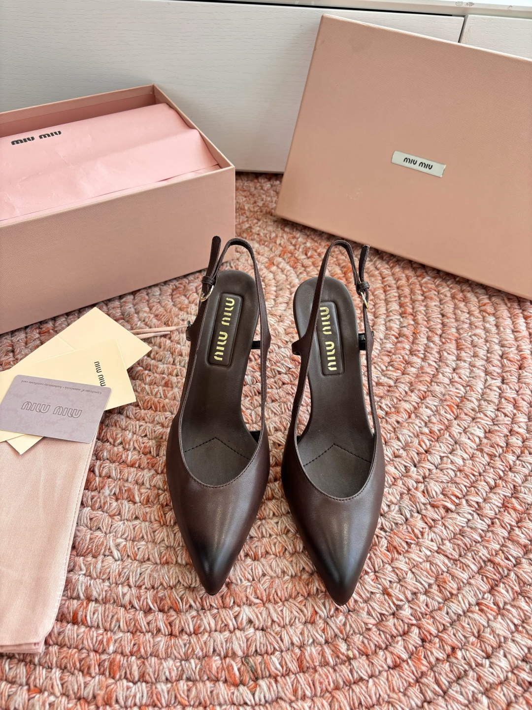 🌾G318原版一比一复刻顶级Miu Miu 26春夏/尖头高跟单鞋包头凉鞋和低跟后空芭玛丽珍单鞋一眼看上