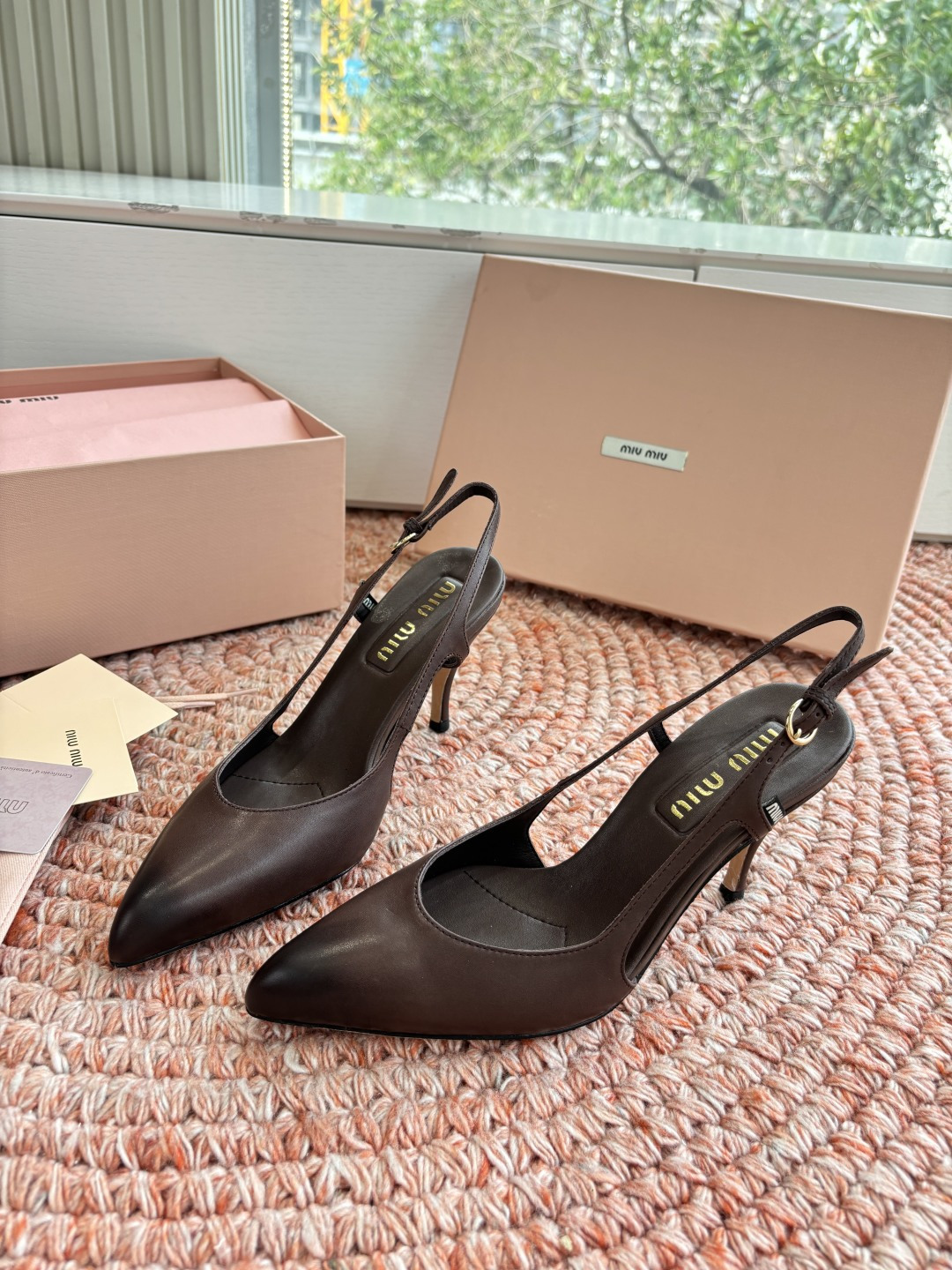 🌾G318原版一比一复刻顶级Miu Miu 26春夏/尖头高跟单鞋包头凉鞋和低跟后空芭玛丽珍单鞋一眼看上