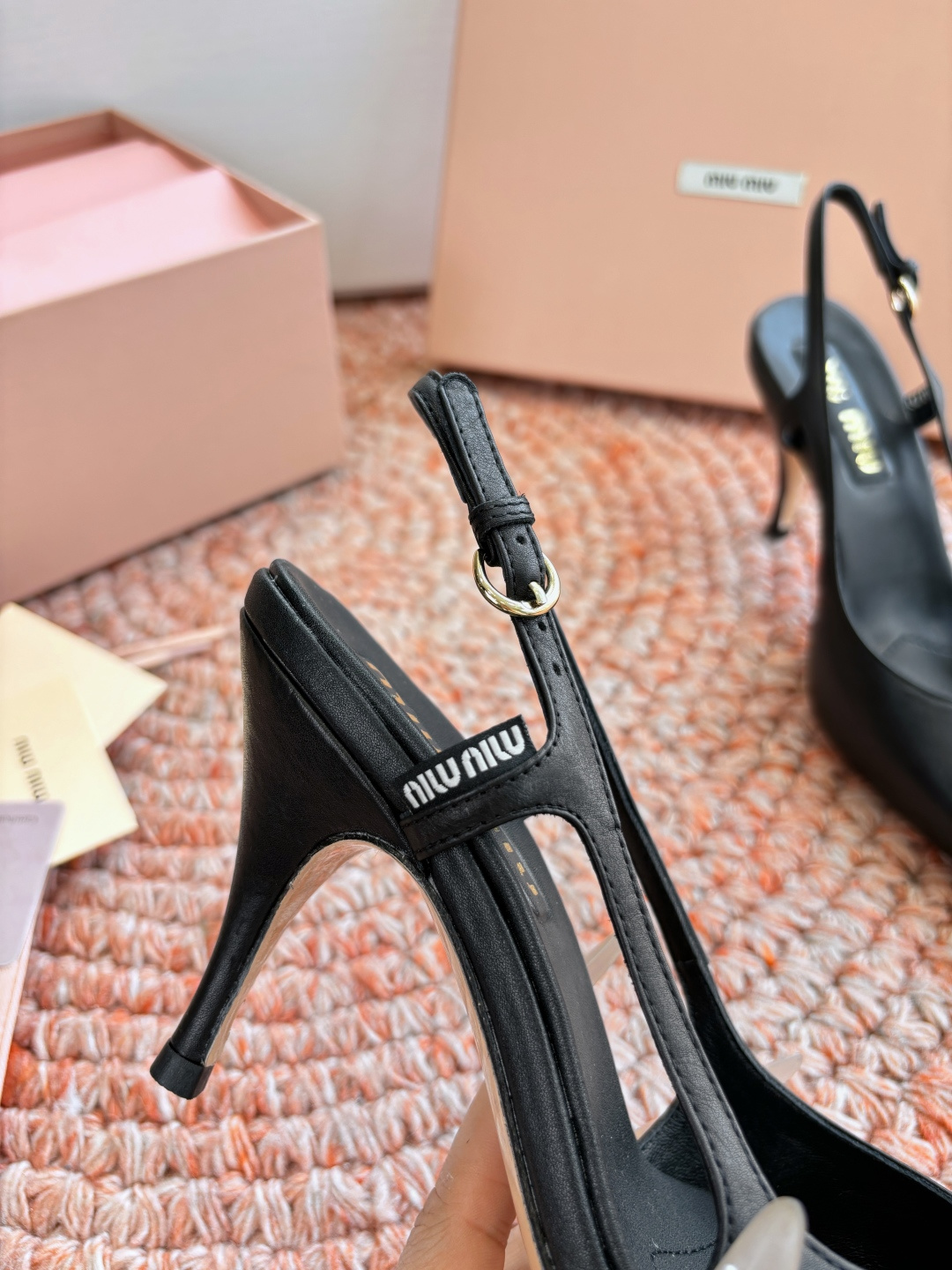 🌾G318原版一比一复刻顶级Miu Miu 26春夏/尖头高跟单鞋包头凉鞋和低跟后空芭玛丽珍单鞋一眼看上