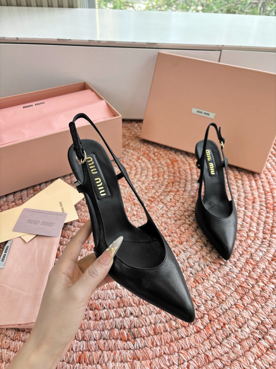 🌾G318原版一比一复刻顶级Miu Miu 26春夏/尖头高跟单鞋包头凉鞋和低跟后空芭玛丽珍单鞋一眼看上