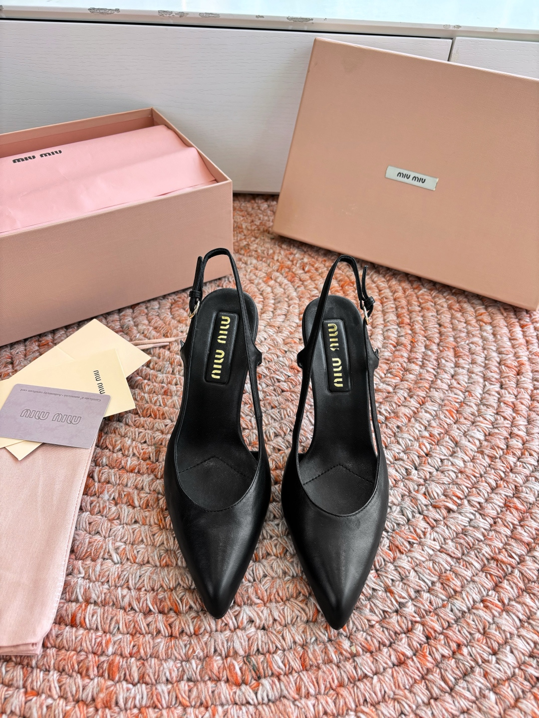 🌾G318原版一比一复刻顶级Miu Miu 26春夏/尖头高跟单鞋包头凉鞋和低跟后空芭玛丽珍单鞋一眼看上
