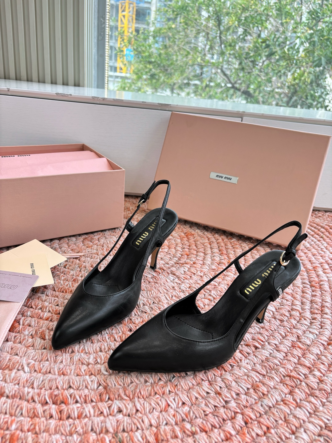 🌾G318原版一比一复刻顶级Miu Miu 26春夏/尖头高跟单鞋包头凉鞋和低跟后空芭玛丽珍单鞋一眼看上