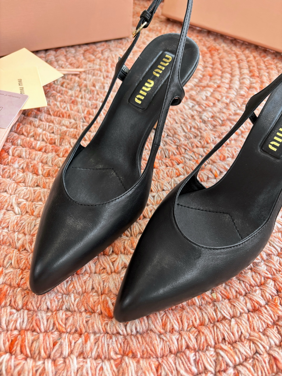 🌾G318原版一比一复刻顶级Miu Miu 26春夏/尖头高跟单鞋包头凉鞋和低跟后空芭玛丽珍单鞋一眼看上