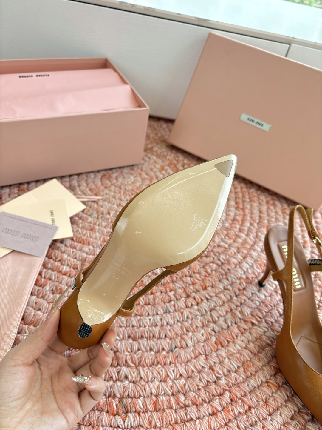 🌾G318原版一比一复刻顶级Miu Miu 26春夏/尖头高跟单鞋包头凉鞋和低跟后空芭玛丽珍单鞋一眼看上