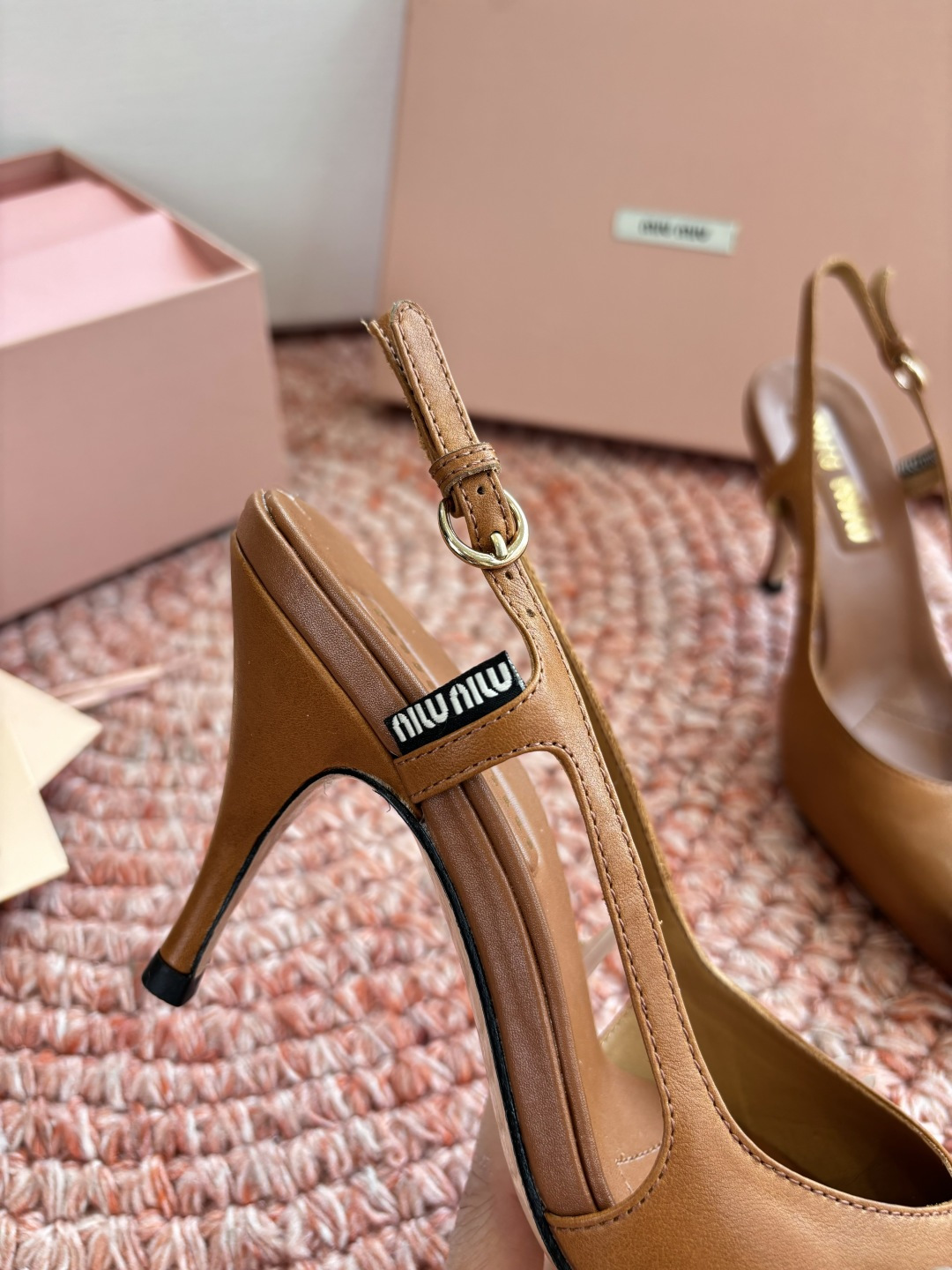 🌾G318原版一比一复刻顶级Miu Miu 26春夏/尖头高跟单鞋包头凉鞋和低跟后空芭玛丽珍单鞋一眼看上