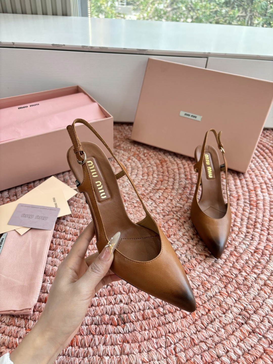 🌾G318原版一比一复刻顶级Miu Miu 26春夏/尖头高跟单鞋包头凉鞋和低跟后空芭玛丽珍单鞋一眼看上