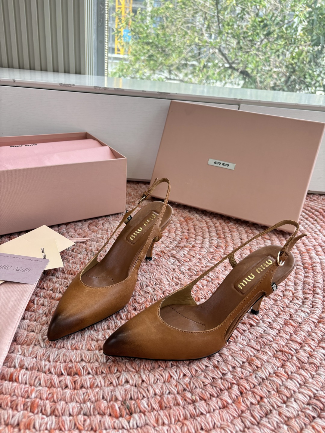 🌾G318原版一比一复刻顶级Miu Miu 26春夏/尖头高跟单鞋包头凉鞋和低跟后空芭玛丽珍单鞋一眼看上