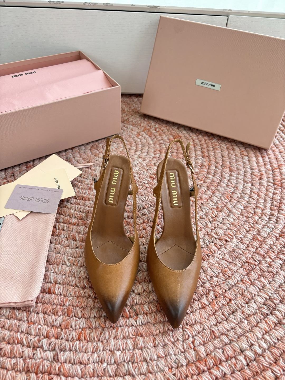 🌾G318原版一比一复刻顶级Miu Miu 26春夏/尖头高跟单鞋包头凉鞋和低跟后空芭玛丽珍单鞋一眼看上