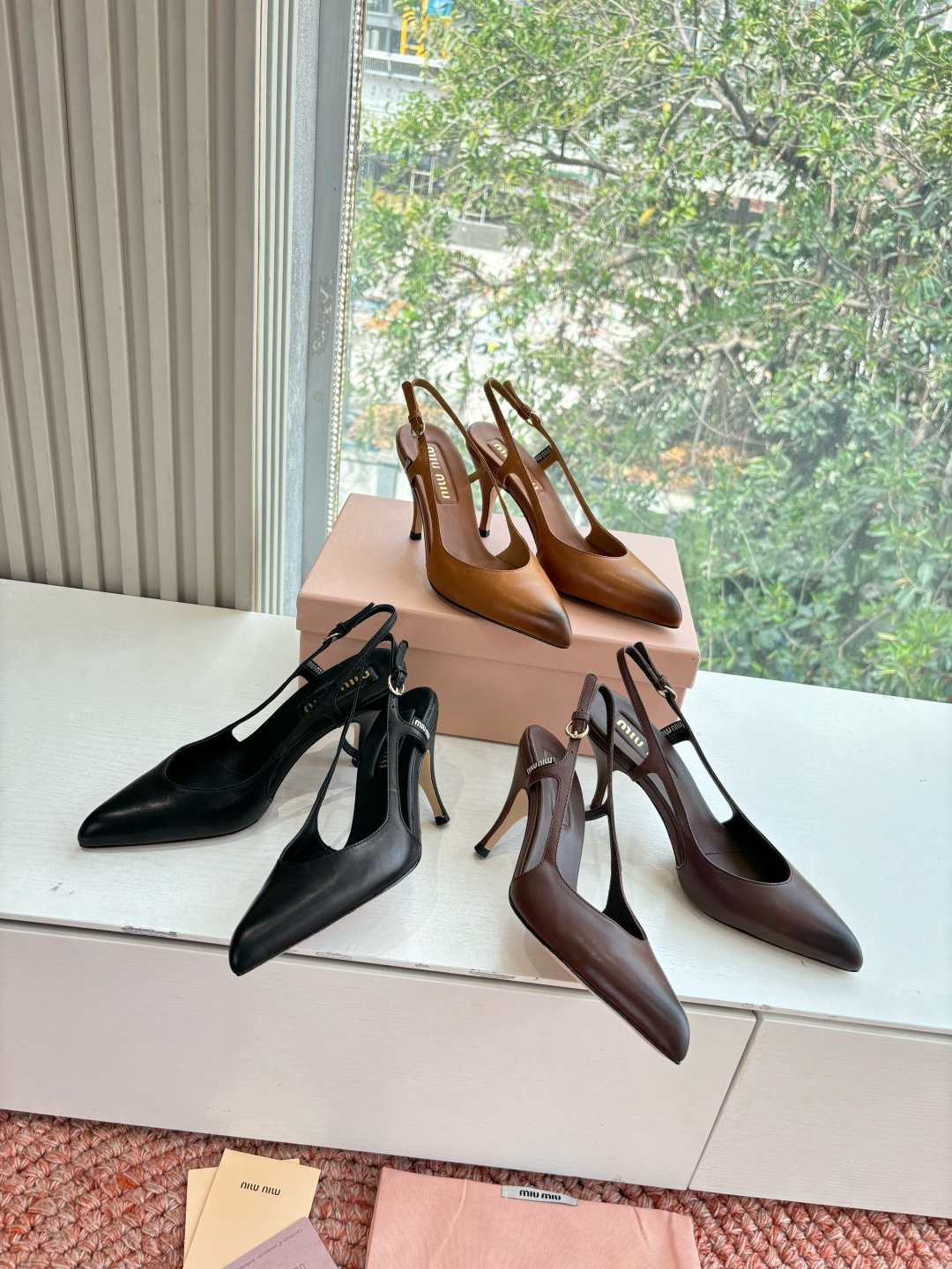 🌾G318原版一比一复刻顶级Miu Miu 26春夏/尖头高跟单鞋包头凉鞋和低跟后空芭玛丽珍单鞋一眼看上