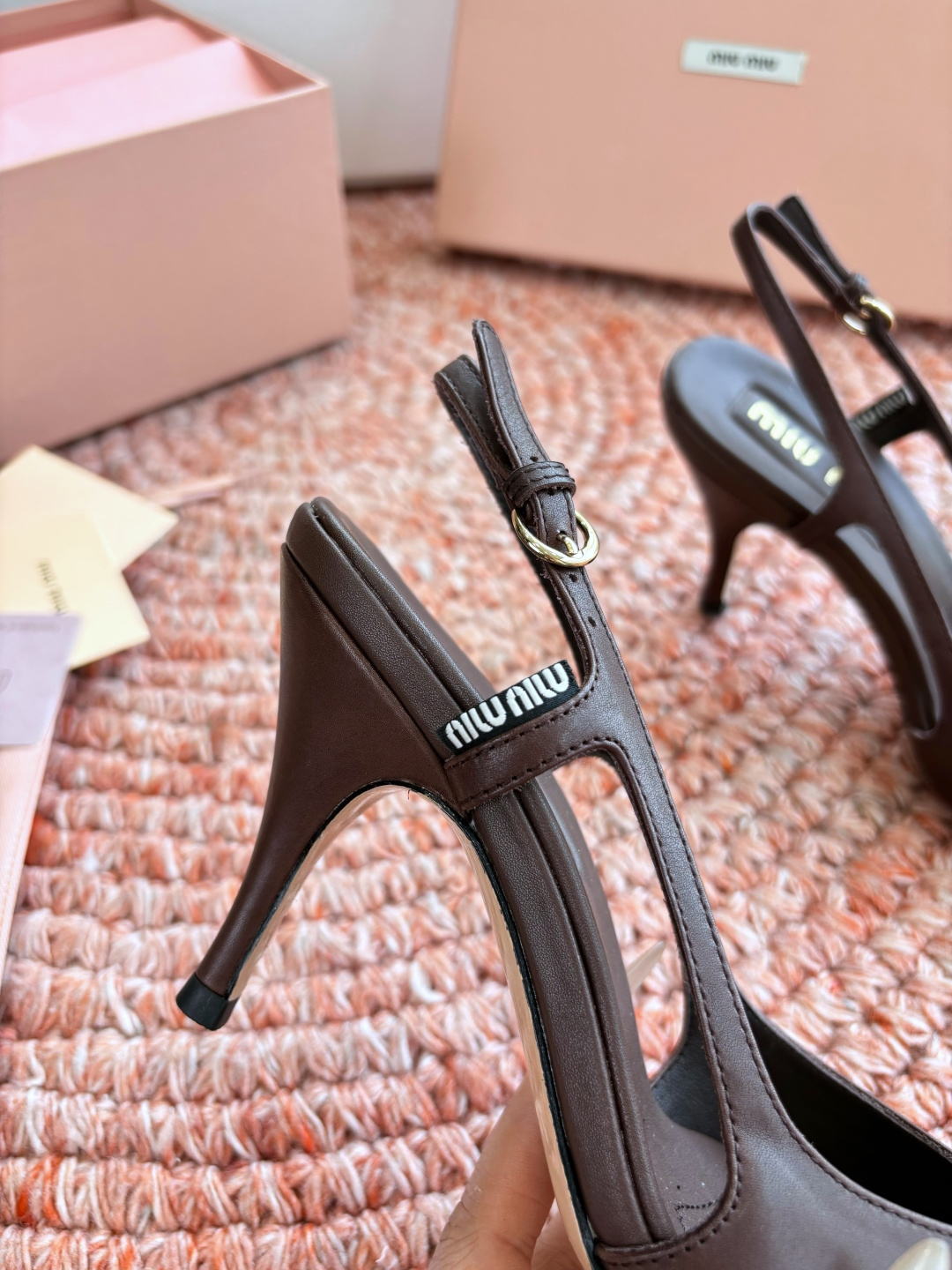 🌾G318原版一比一复刻顶级Miu Miu 26春夏/尖头高跟单鞋包头凉鞋和低跟后空芭玛丽珍单鞋一眼看上