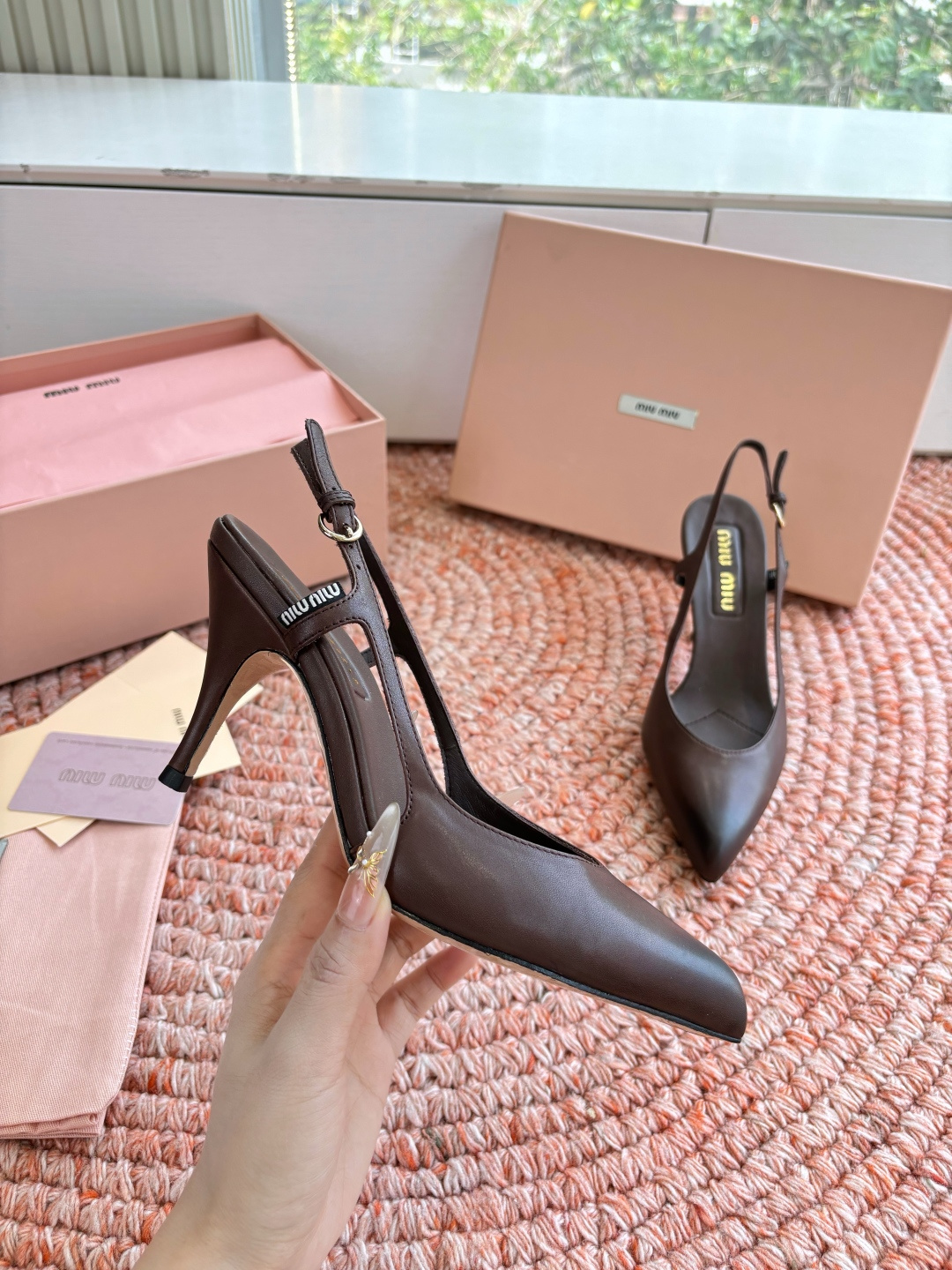 🌾G318原版一比一复刻顶级Miu Miu 26春夏/尖头高跟单鞋包头凉鞋和低跟后空芭玛丽珍单鞋一眼看上