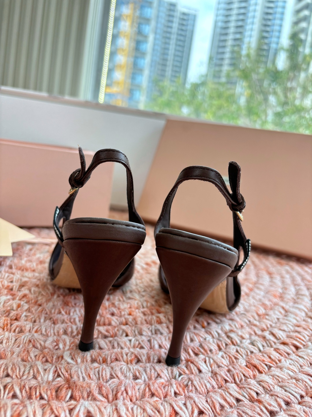 🌾G318原版一比一复刻顶级Miu Miu 26春夏/尖头高跟单鞋包头凉鞋和低跟后空芭玛丽珍单鞋一眼看上